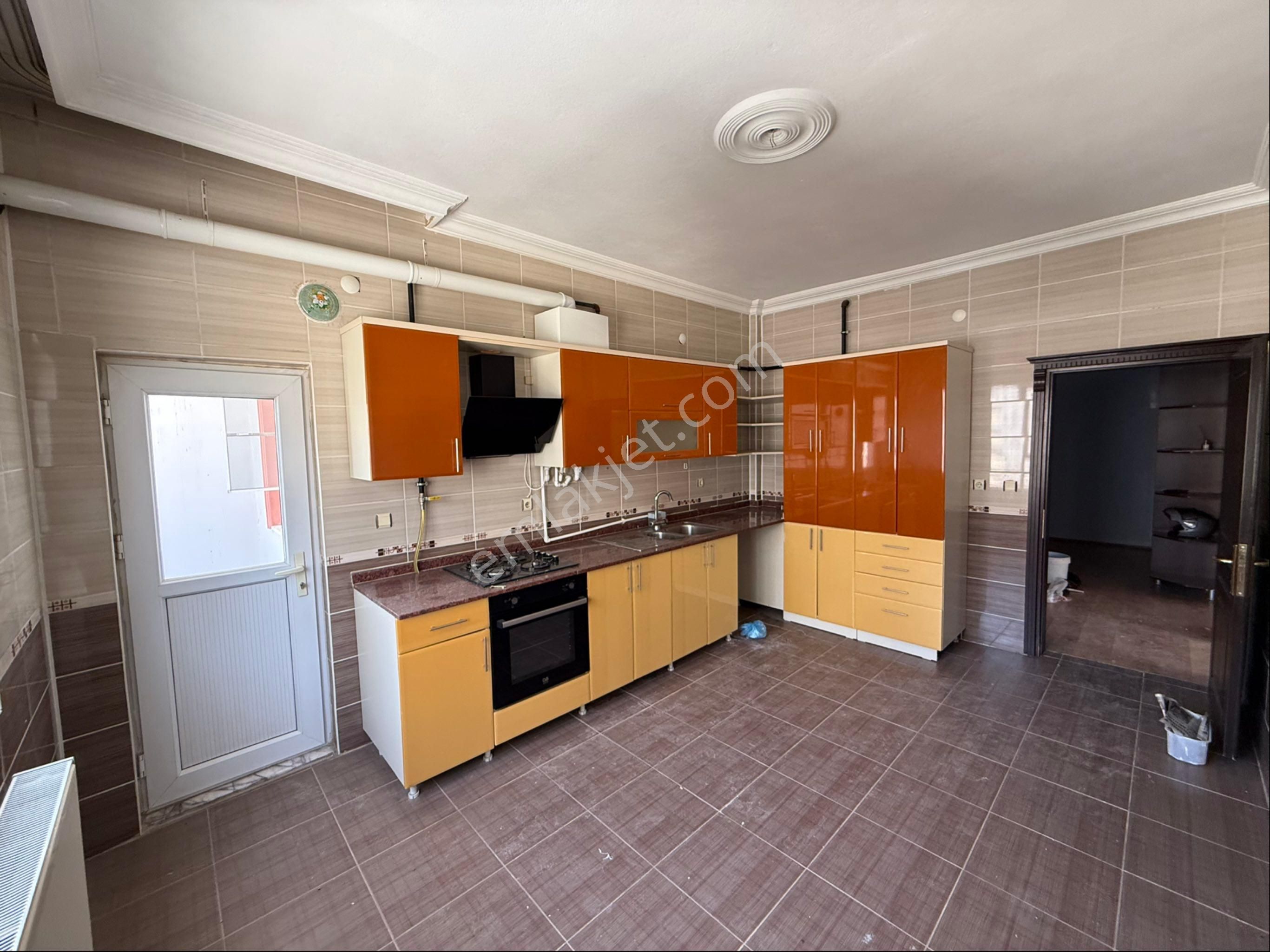 Şiyar Emlak Büyük İldo Civarında Kiralık 3+1 Daire