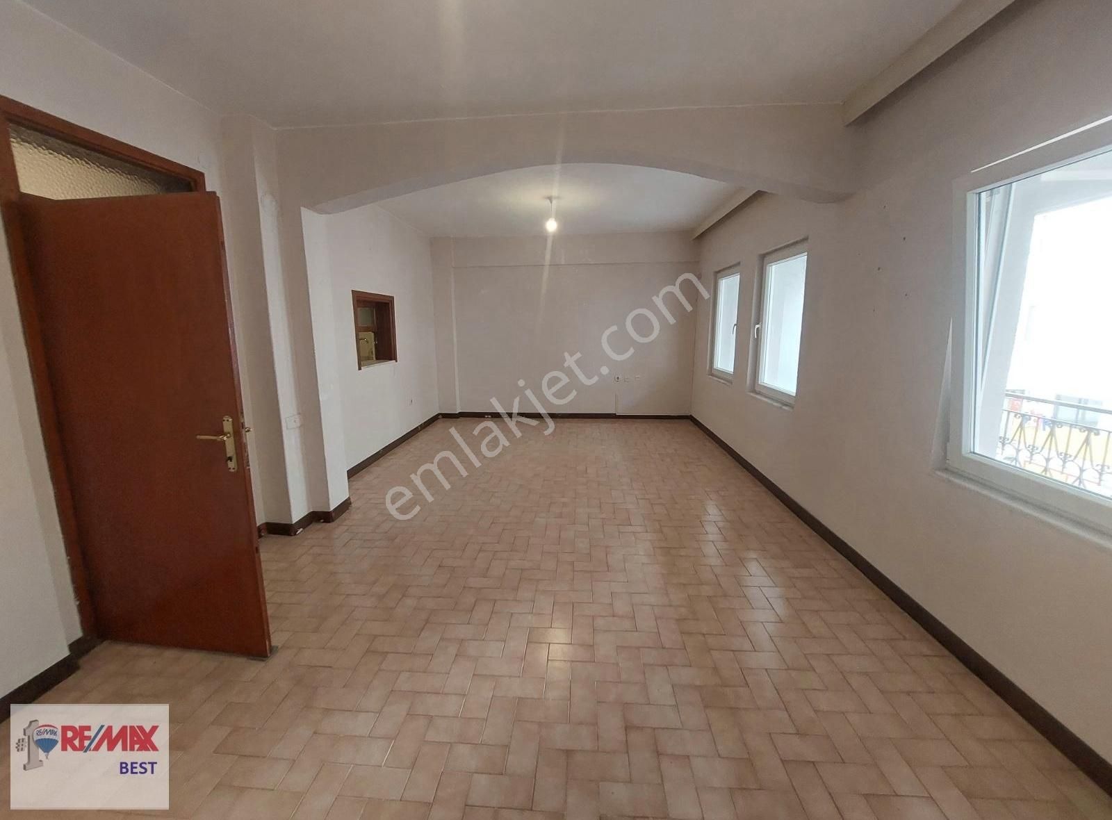 Merkez'de Çıldır Mh.de Plaja 100 M. Kiralık 3+1 Daire