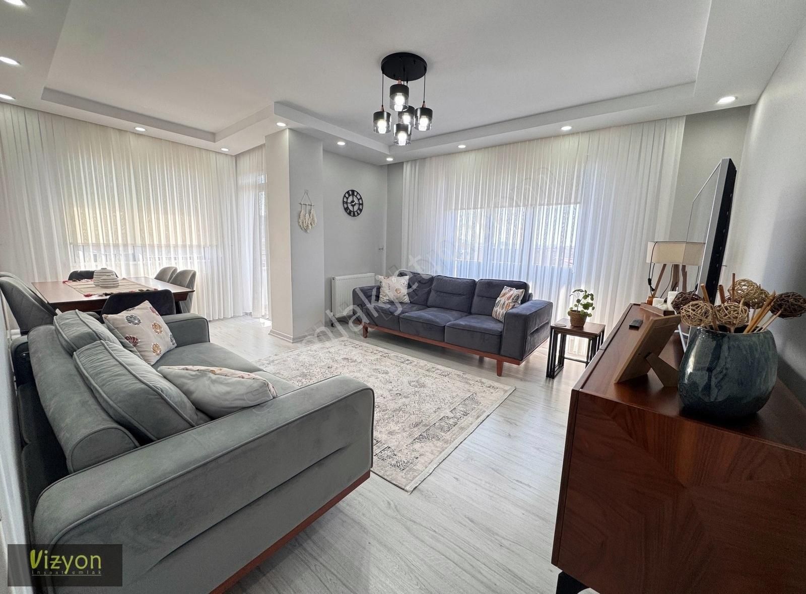 Çekmeköy Cumhuriyet Mahallesinde Lüks Geniş Satılık 2+1 Daire