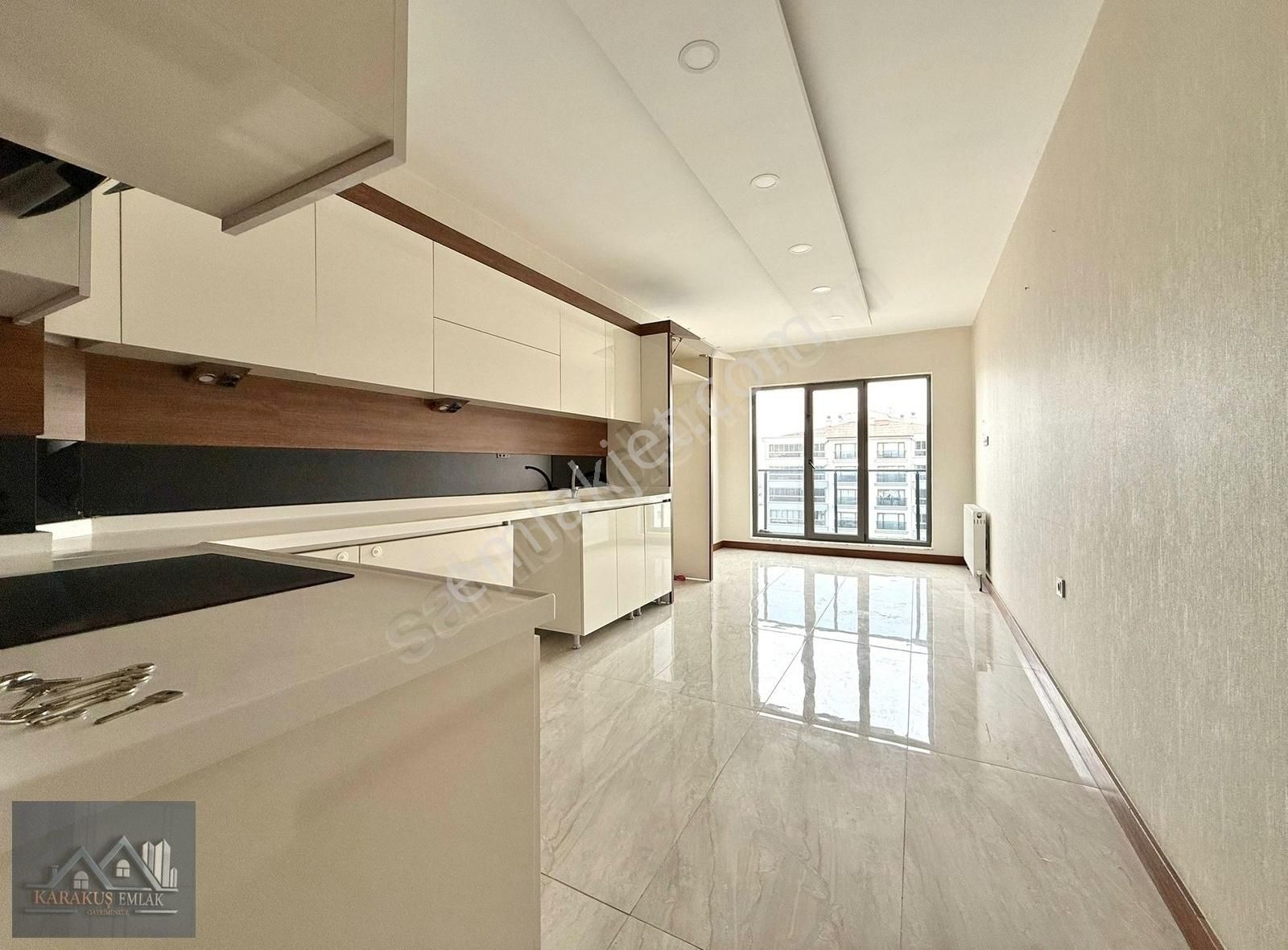 Karakuş'tan █ Fatih Mh. Cadde Üzeri Köşe Başı Önü Açık 195m² 4+1
