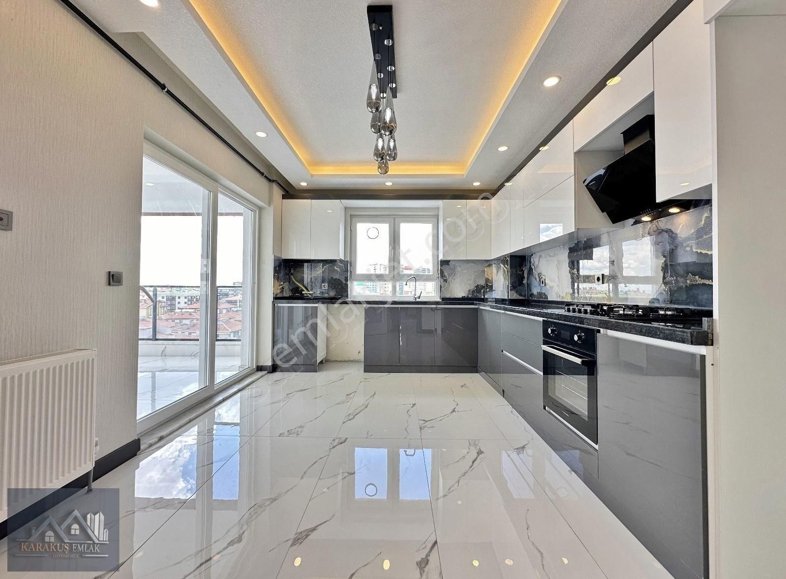 Karakuş'tan █ Bulvar Yakını Site'de, Şık Yapılı Sıfır 190m² 4+1