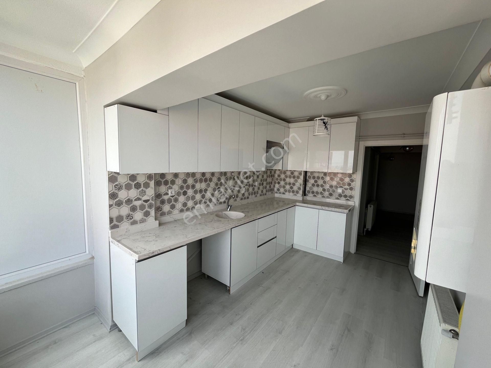 Tandoğan Mahallesinde 3+1 Bağımsız Ara Kat Asansörlü Cadde Üzeri Satılık Daire