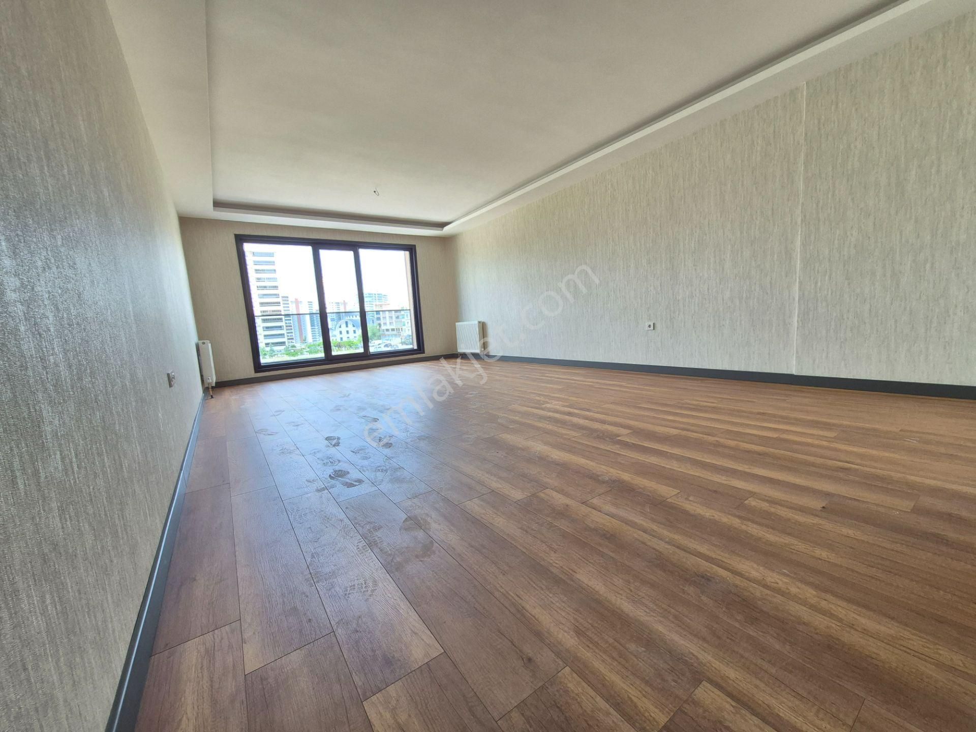 Ovacık Merkezde 4+1 + Çam Od.+ Dış Kiler 200 M2 İskanlı Satılık