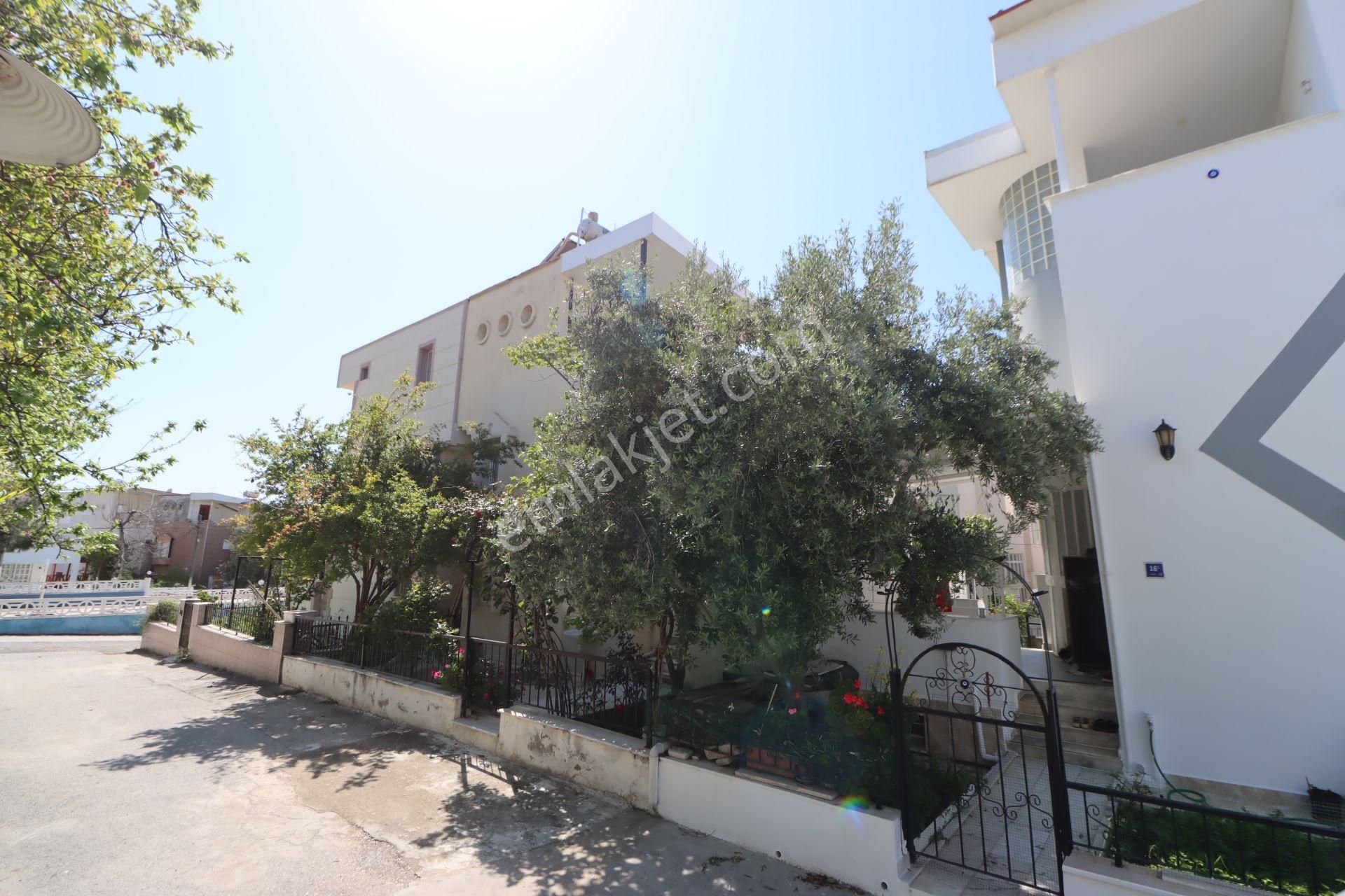 Satılık Kuşadası Soğucak Deniz Manzaralı Havuzlu 4+1 Eşyalı Villa...