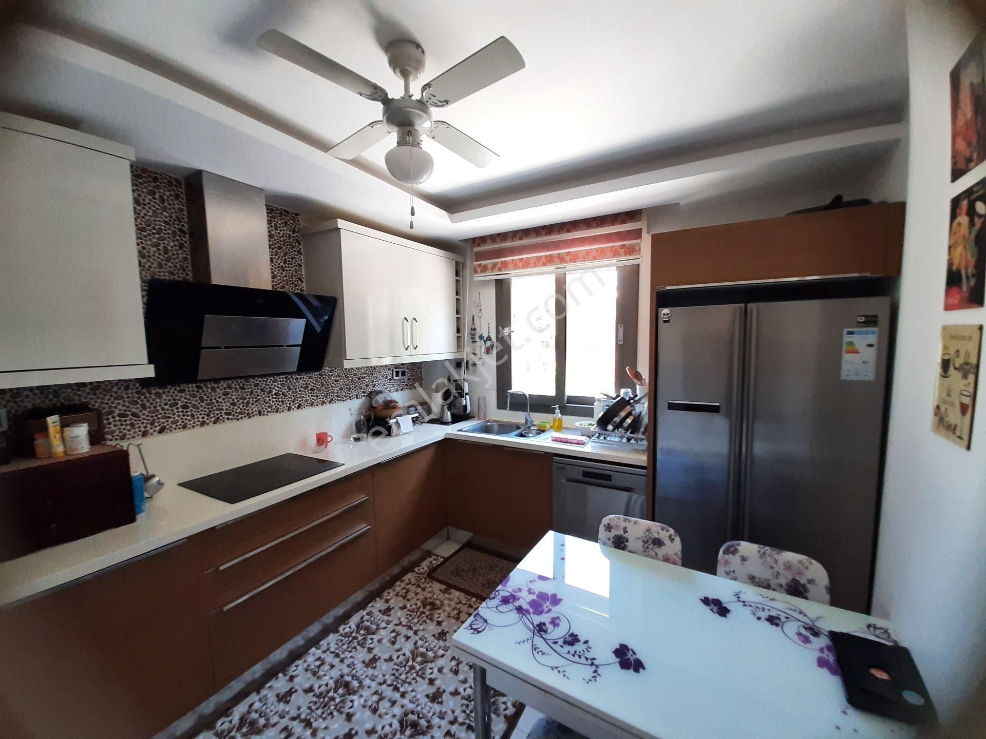 Kuşadası Marina Bölgesi Deniz Manzaralı Satılık 3+1 Daire