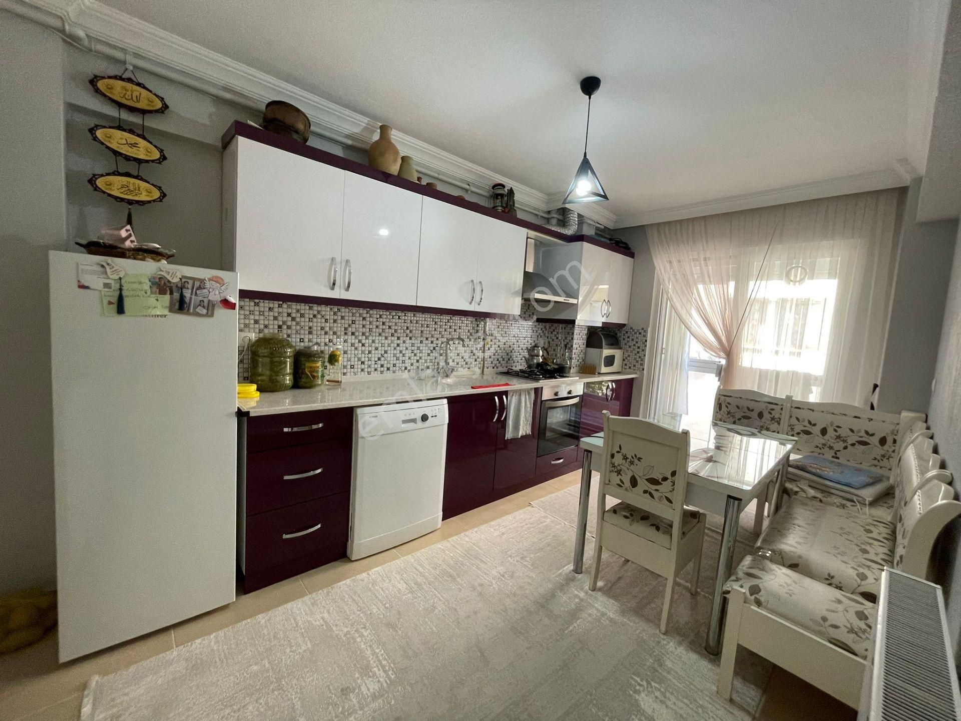 Muradiye Mahallesi İstasyon Bölgesi 3+1 125 M2 3 Katlının 2 Katı Kapalı Mutfak