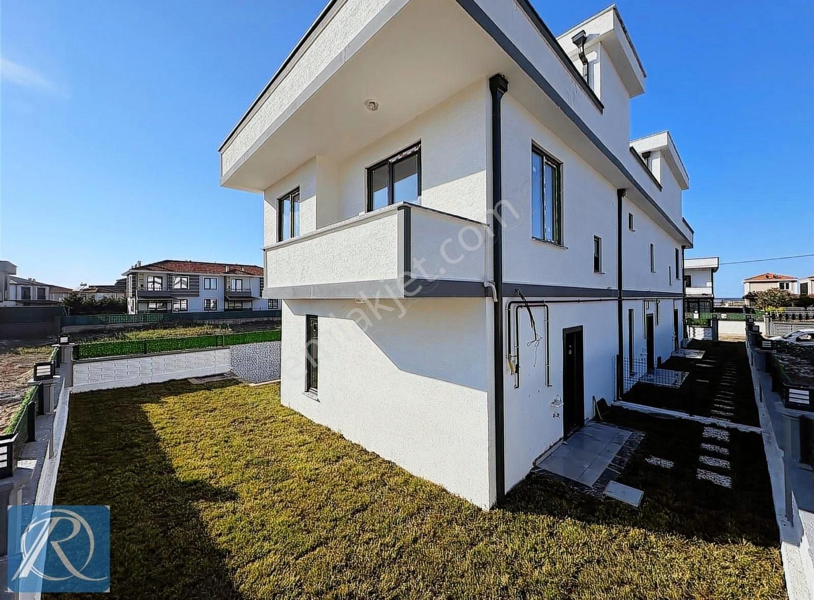 Müstakil Havuzlu Müstakil Bahçeli Denize Yakın Sıfır Villa