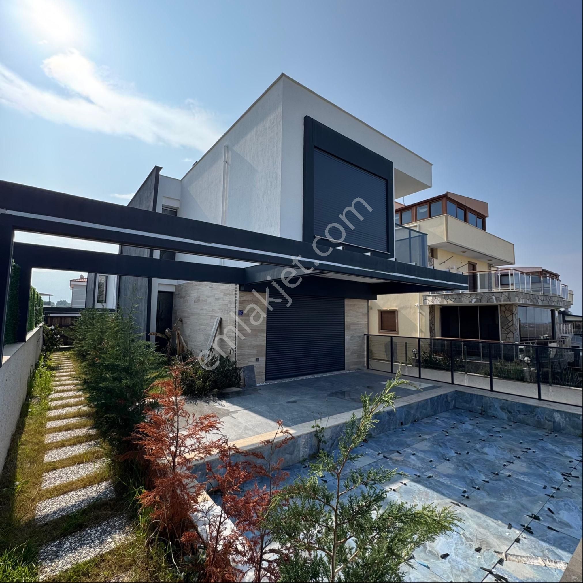 Soğucakta Satılık Müstakil Özel Havuzlu 4+1 Villa