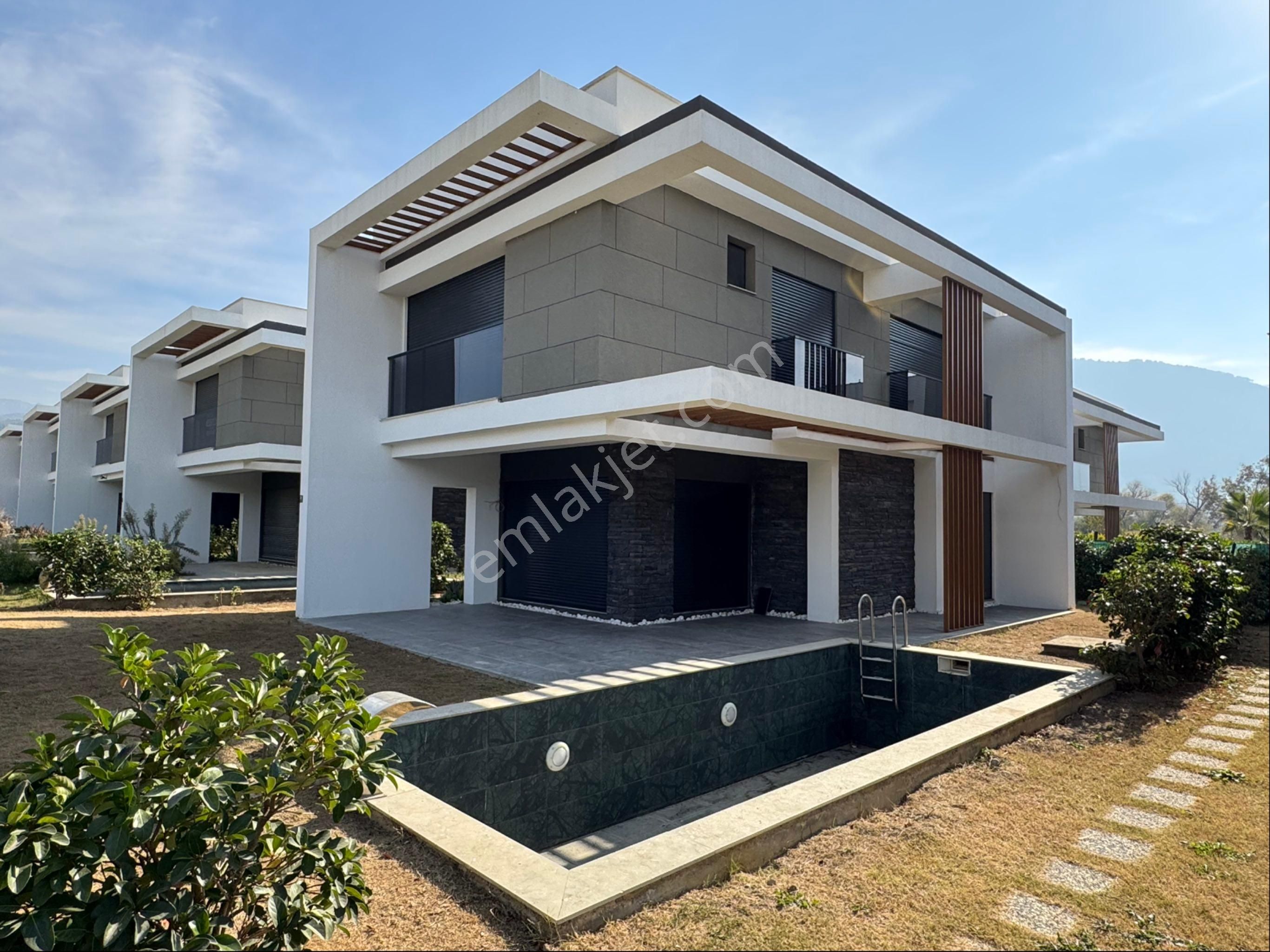 Güzelçamlı Da Denize 900 Metre Müstakil Özel Havuzlu 4+1 Villa