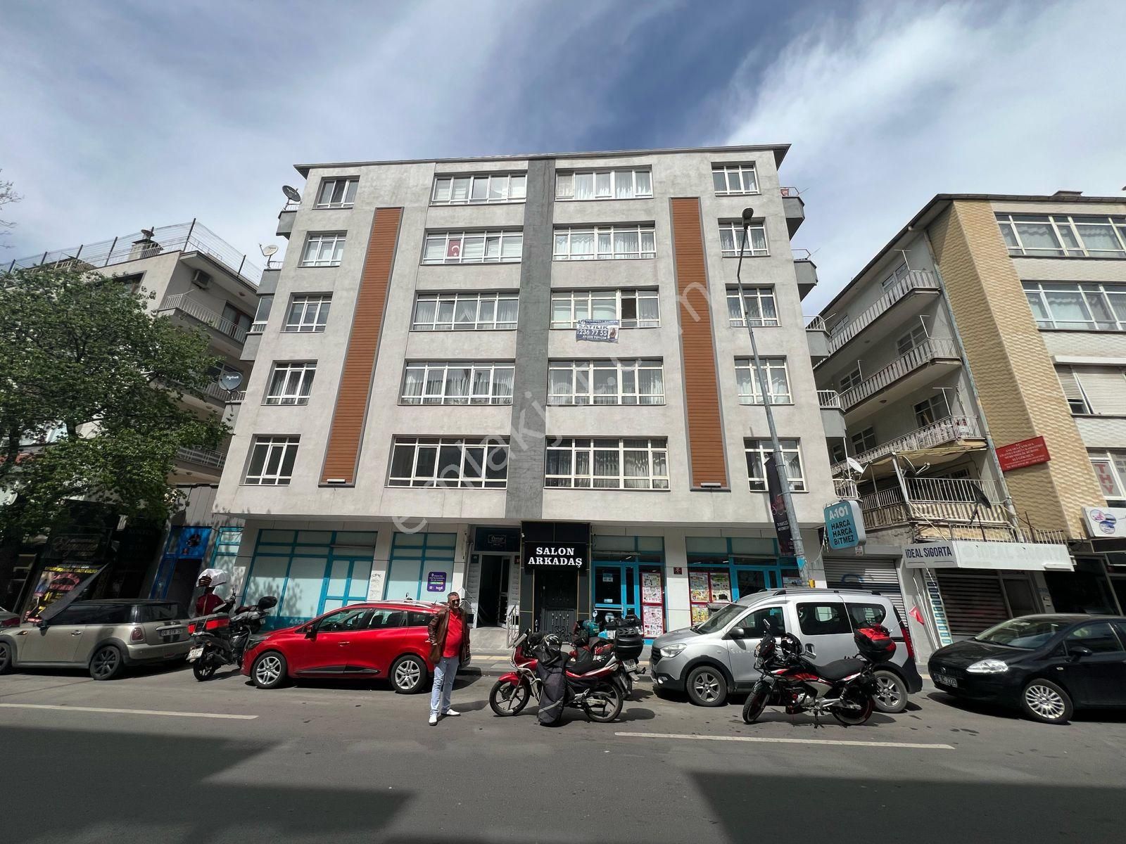 Esat Ön Cephe Cadde Üstü Asansörlü Kapalı Otoparklı 3+1 Daire
