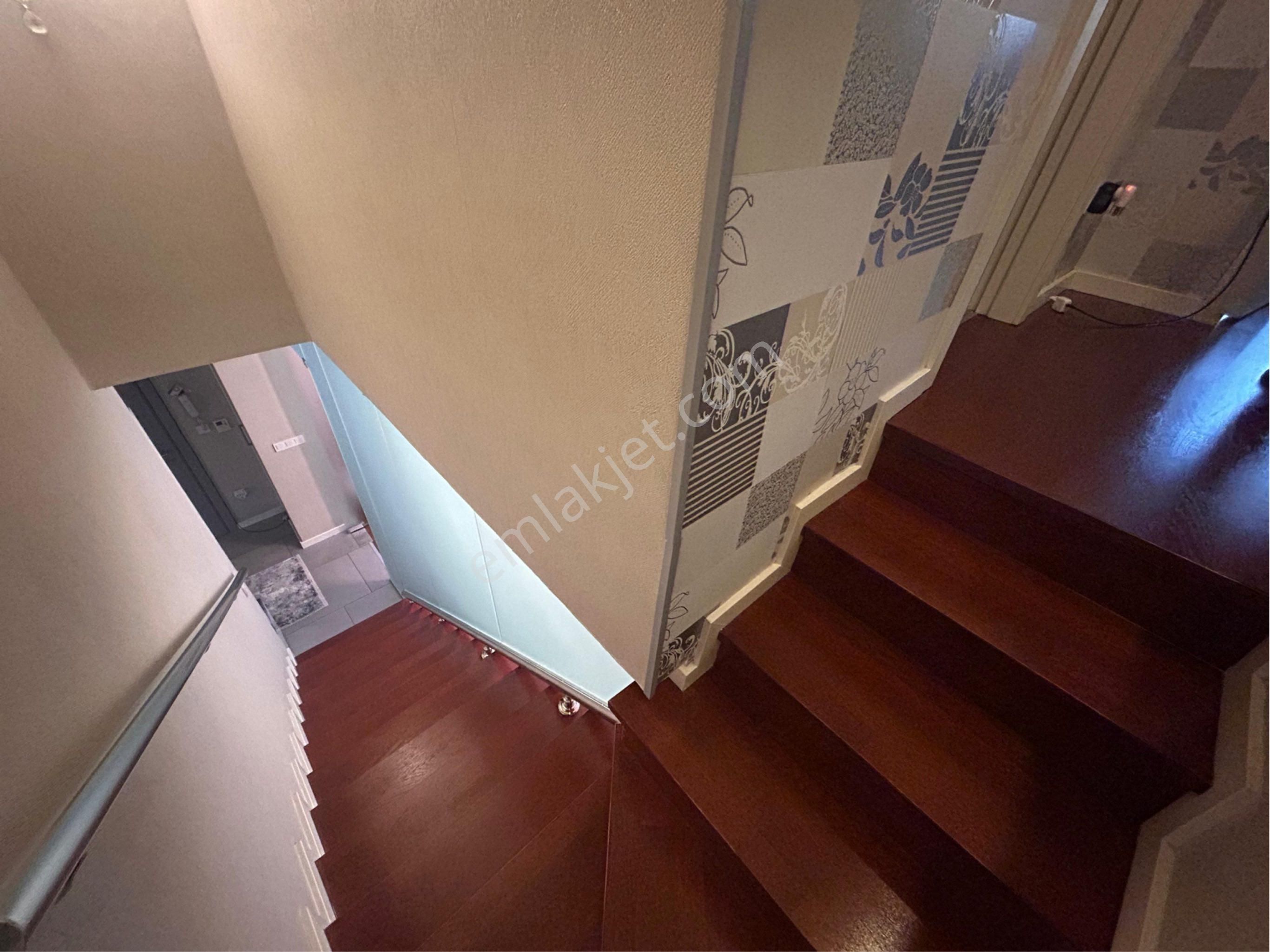 Maıson Göktürk Kemerlıfe 22'de 4+1 Den 3+1 E Çevrilmiş Satılık Dubleks Daire