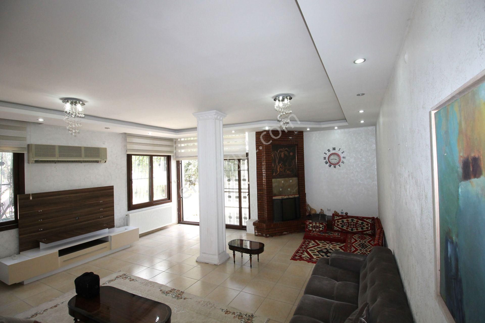 Retro’dan Denize Sıfır Geniş Peyzajlı 5+1 Trıplex Villa