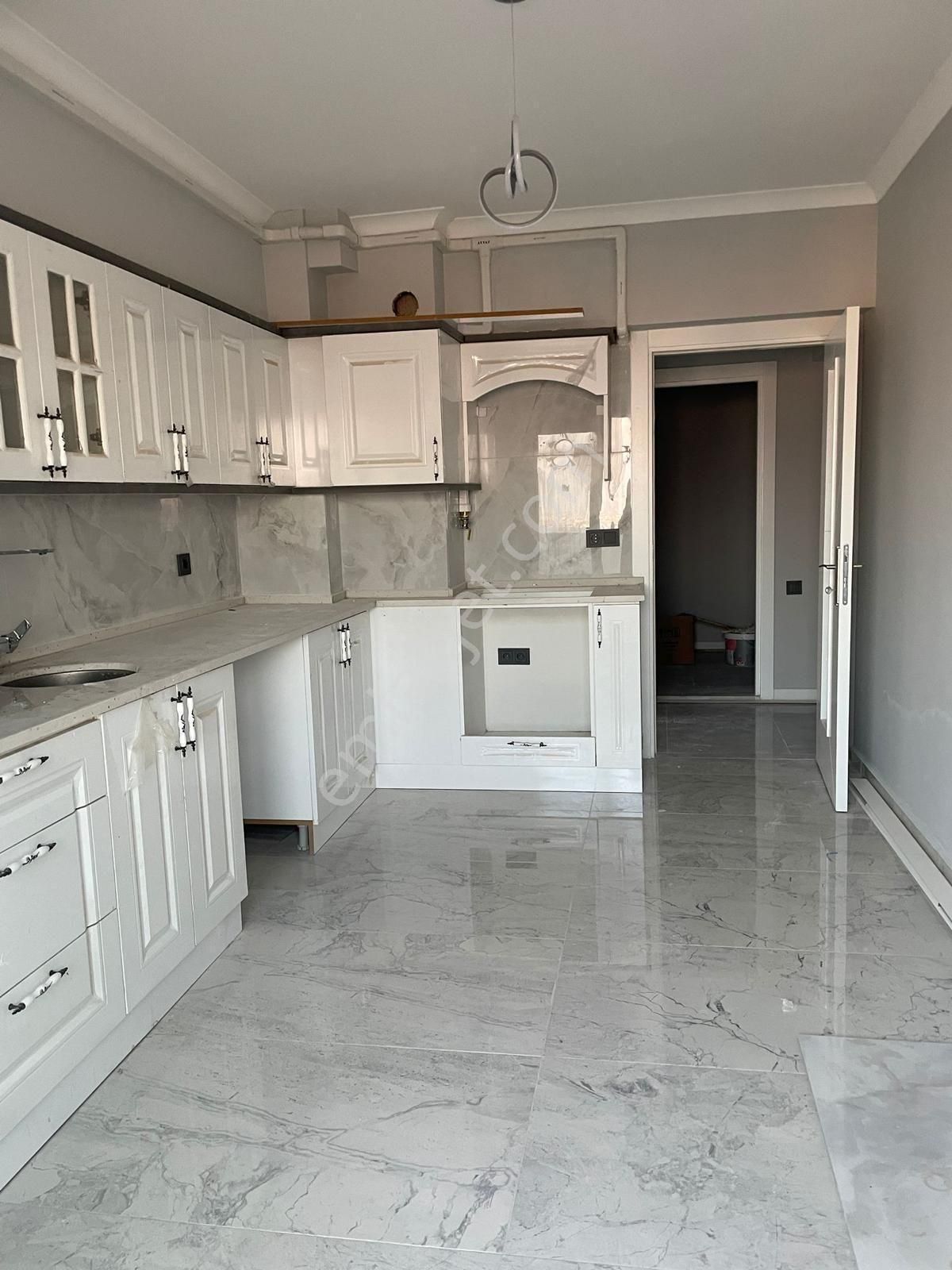 Manisa Akhisar Hürriyet Mah. Satılık 170 M² 3+1 Daire 3.000.000tl. Acil Acil Acil