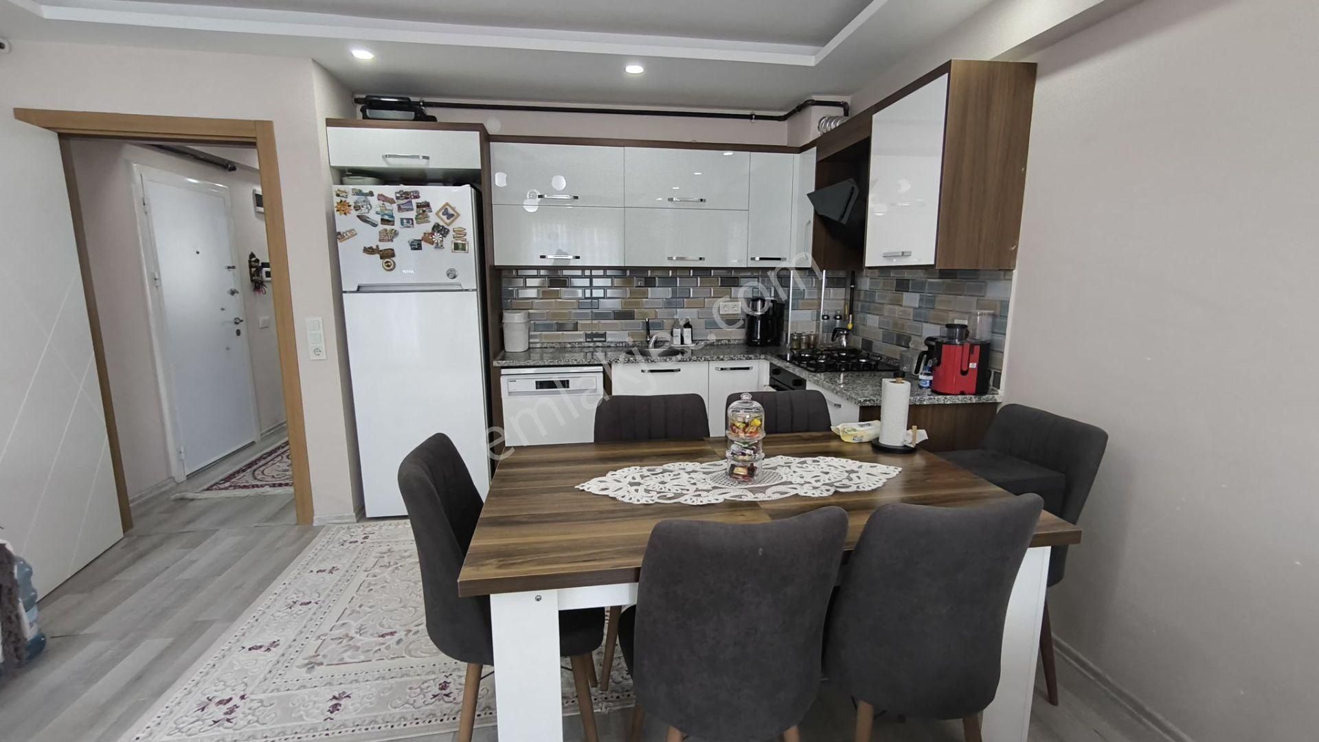 Muradiye Mahallesi İstasyon Bölgesi 2+1 80 M2 3 Katlının 3 Katı Açık Mutfak Petek Kombil