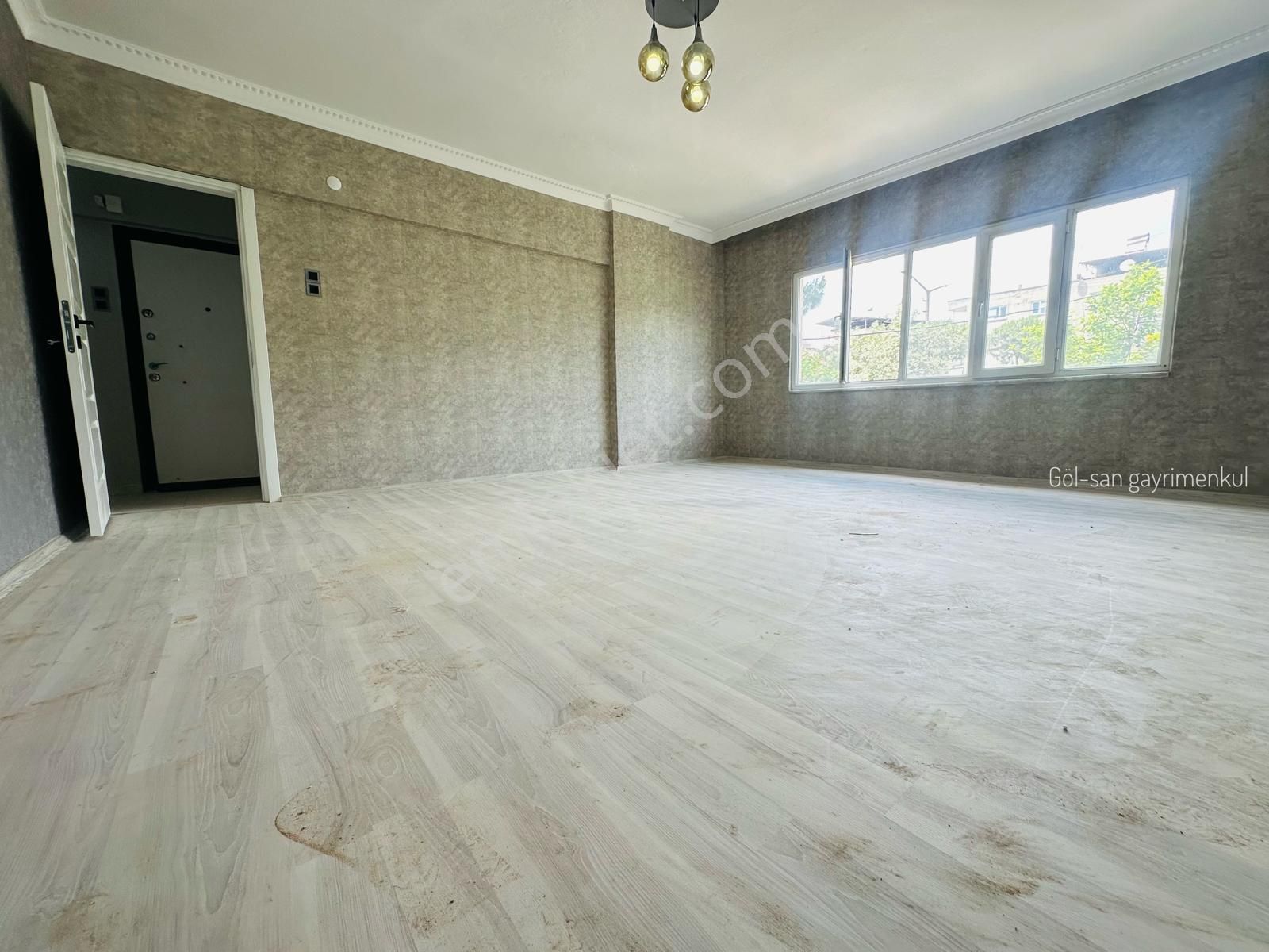 🏡 Göl-san Gayrimenkul’den 🏡 Cumhuriyet Mah. 2+1 Full Tadilatlı Satılık Daire