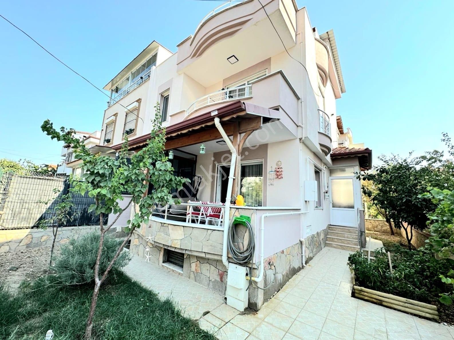 Yükselden Burhaniyede Huzur Dolu Konumda Geniş Teraslı 4+1villa