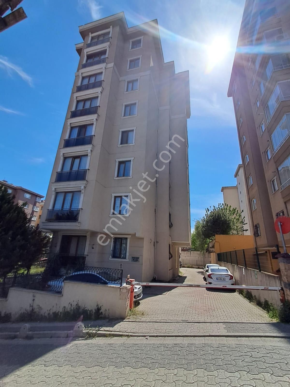 Oryaştan Ataşehir İçerenköyde 9 Yıllık Binada 110m2 3+1 Arakat
