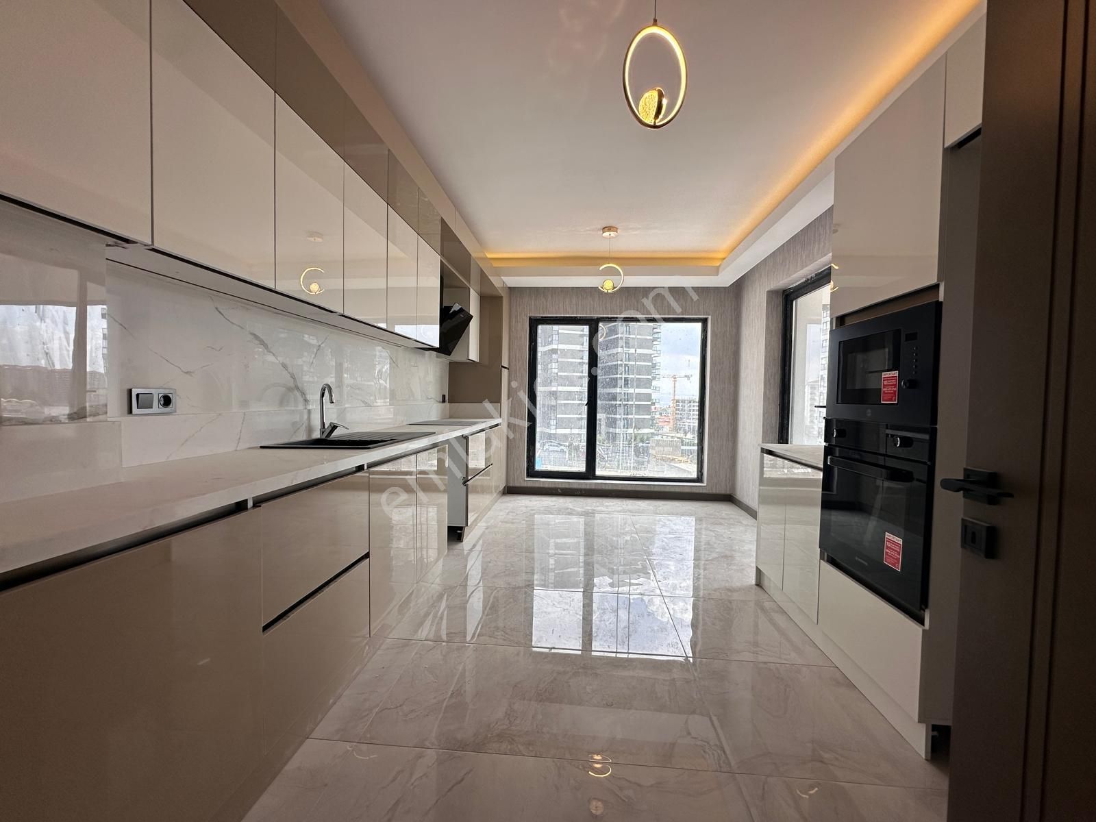 Engin Emlak'tan Satılık Lüks Site İçerisinde Sıfır 4+1 Daire
