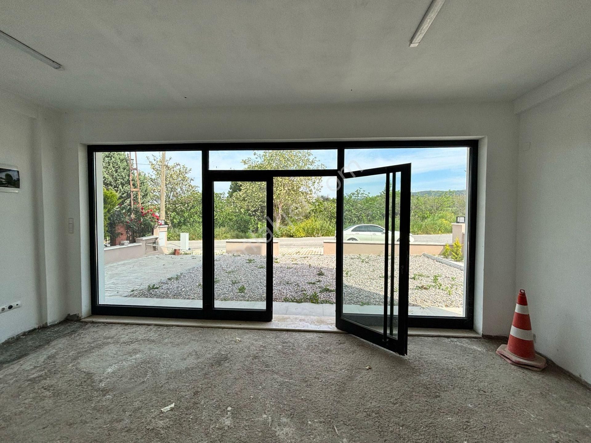 Urla Bin Konutlar Girişinde Cadde Üstünde Kiralık Komple Bina