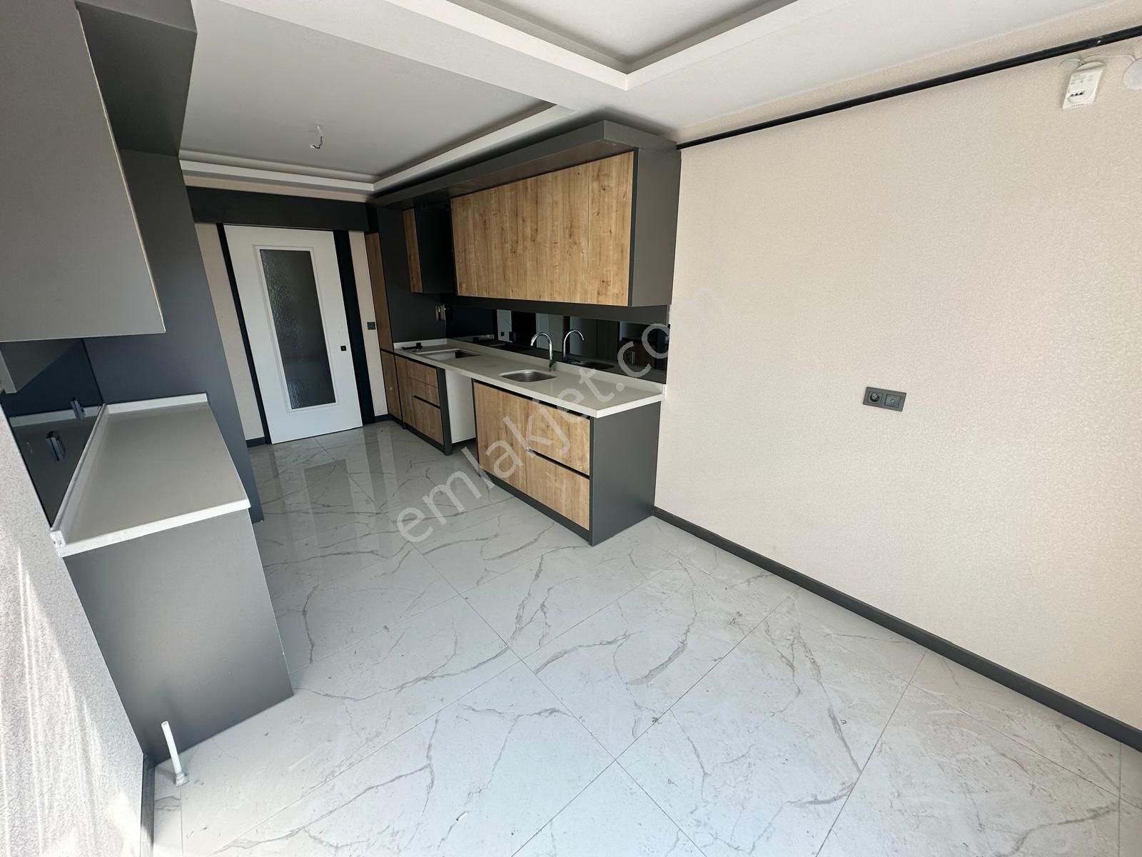 Menderes Mahallesi 3+1 Geniş Lüx Merkezi Konumda Giriş Daire