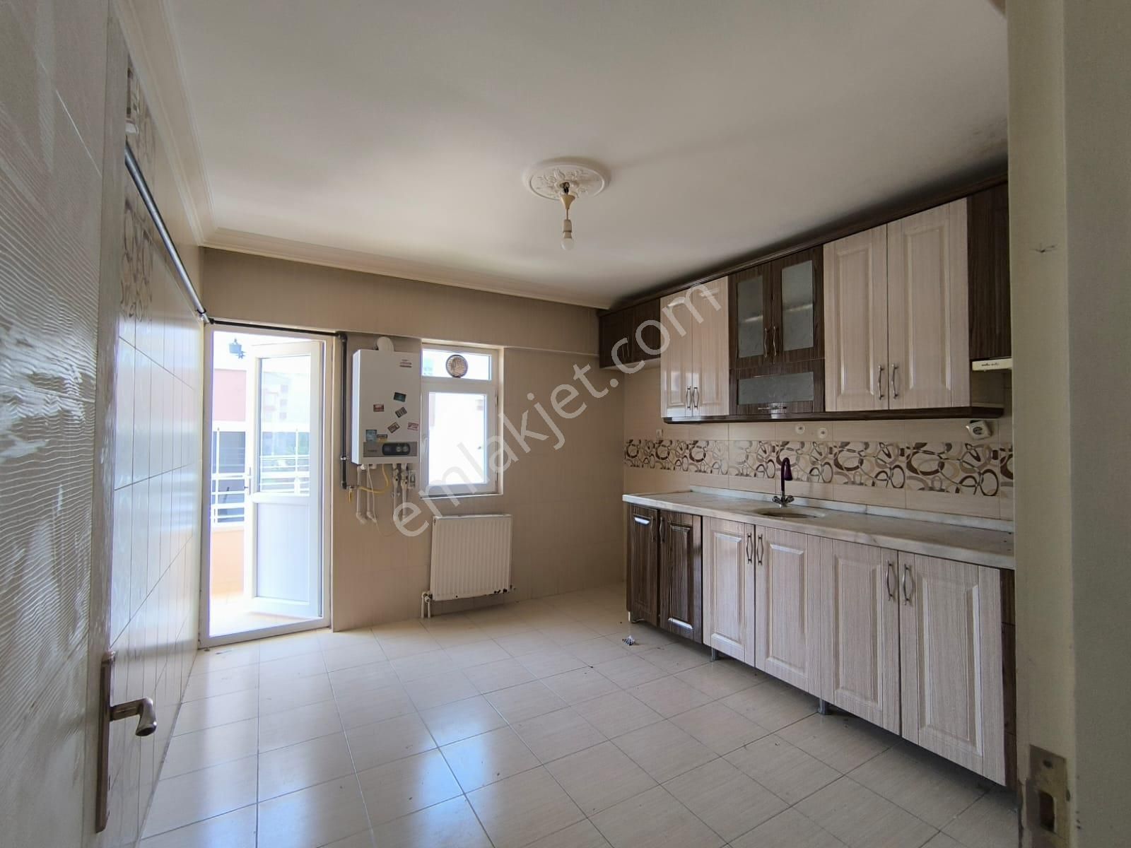 Yılmaz Gayrimenkul 5+1 Kıralık Teras Ön Cephe Kıralık 30 Bın Tl
