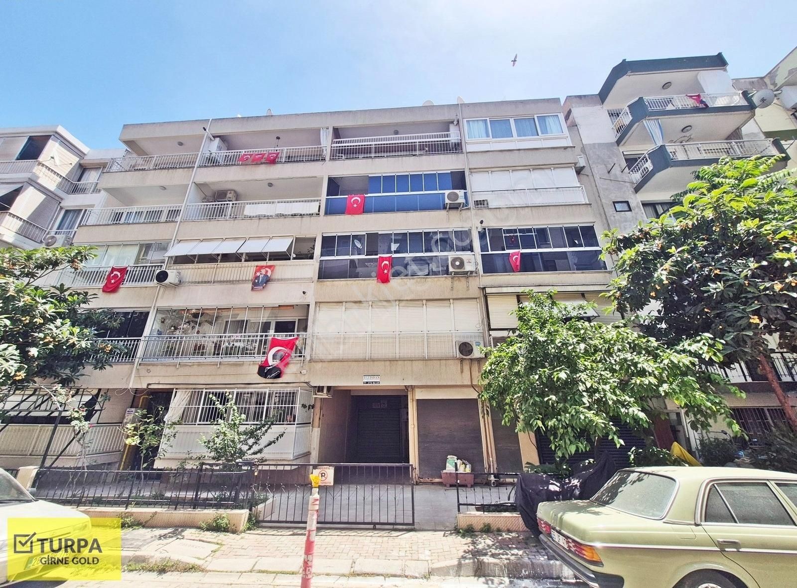 Karşıyaka Çarşı Yakını Geniş Sokakta Otoparklı Satılık 3+1 Daire