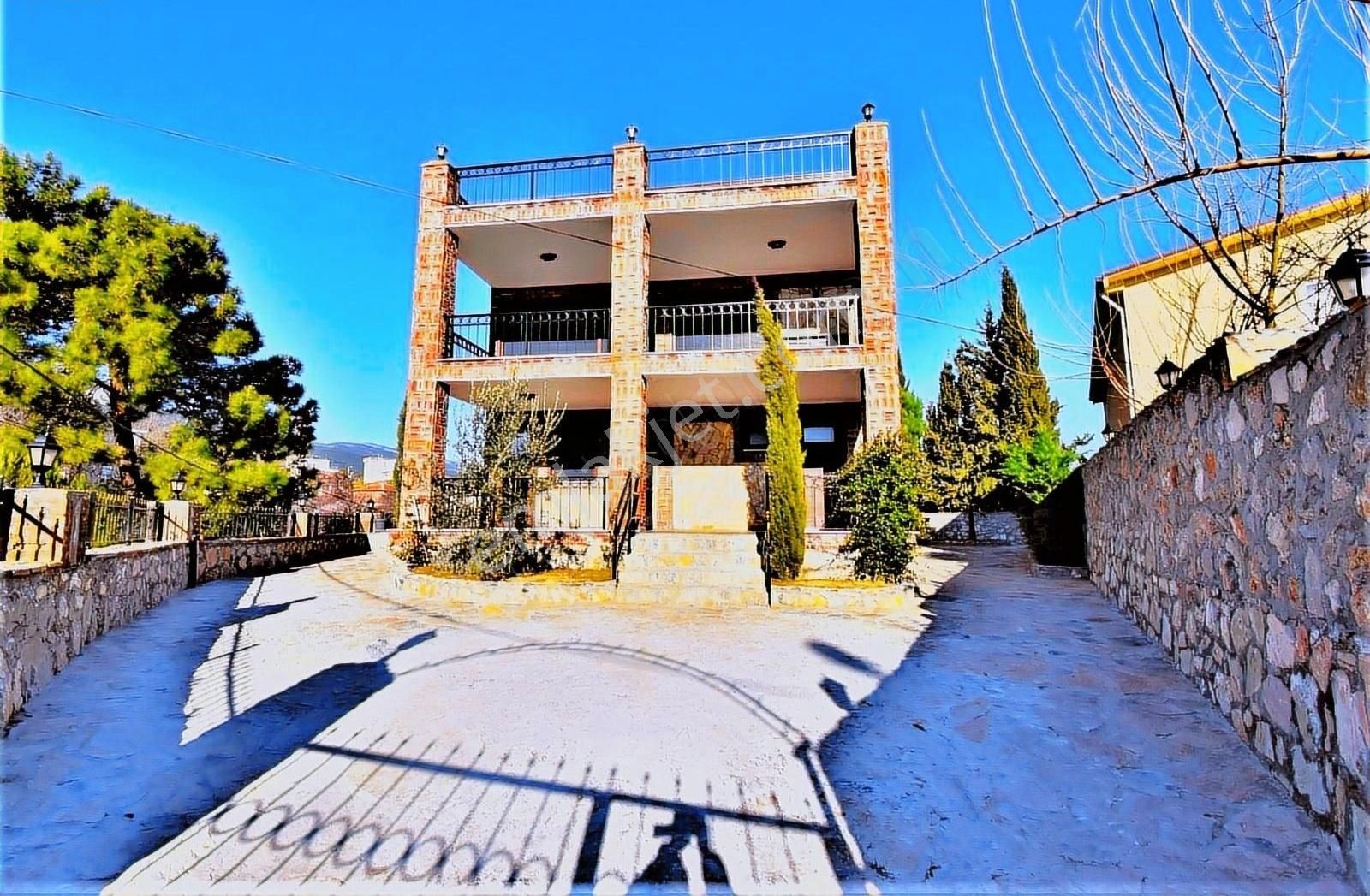 Arya'dan Güre Çamlıbel Köyünde 650 M2 Arsa İçinde 6+1 Taşvilla