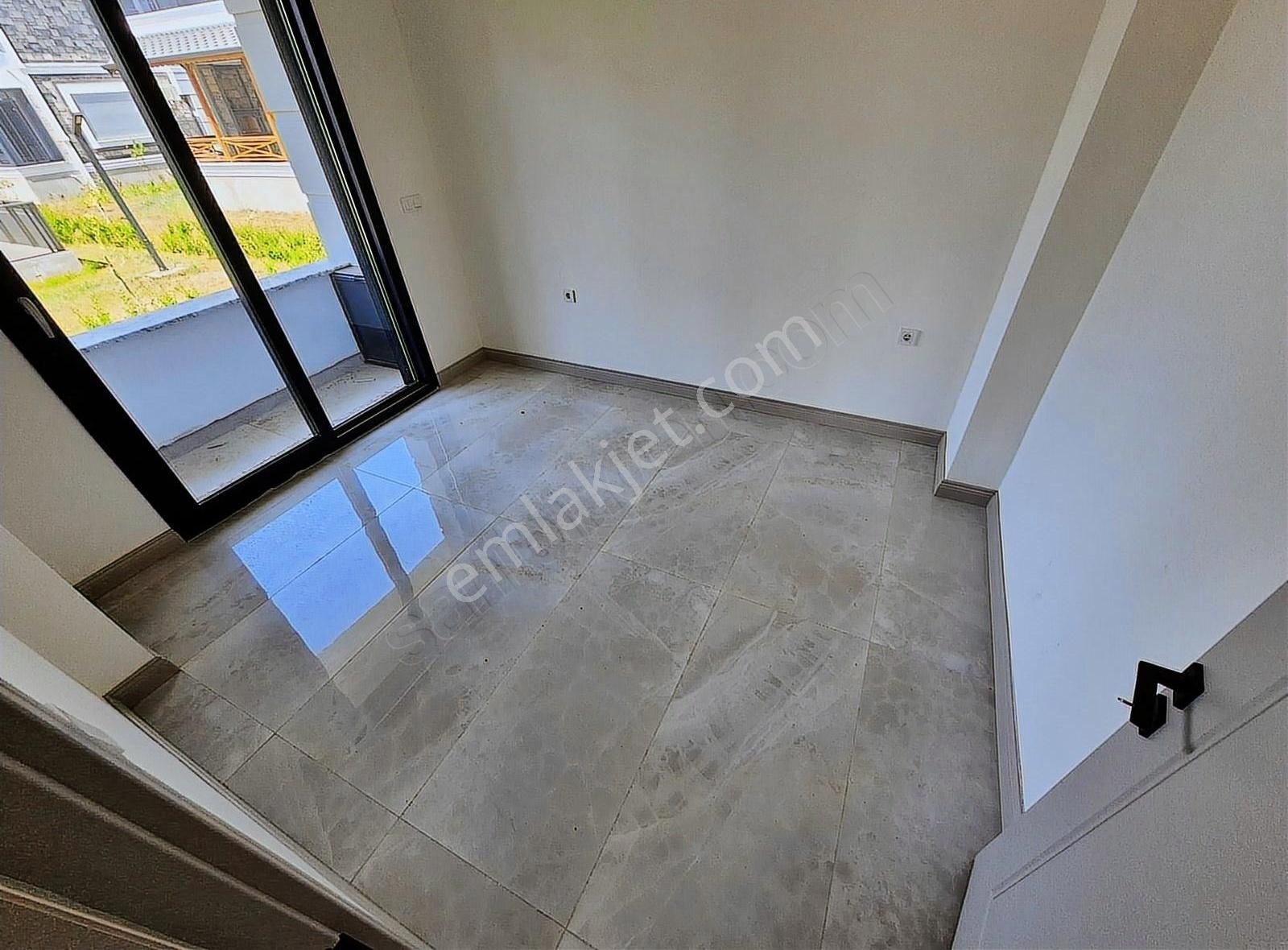 Arya*dan Altınoluk Fener Mevkiinde 5+1 Havuzlu Müstail Villa - Görsel 23