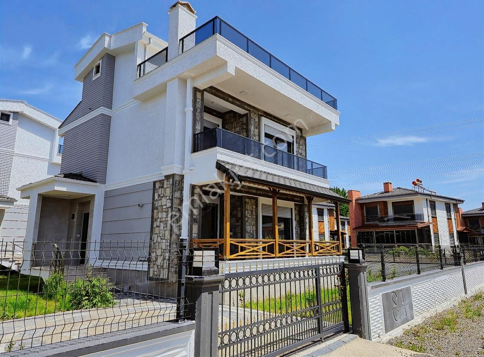 Arya*dan Altınoluk Fener Mevkiinde 5+1 Havuzlu Müstail Villa - Görsel 35