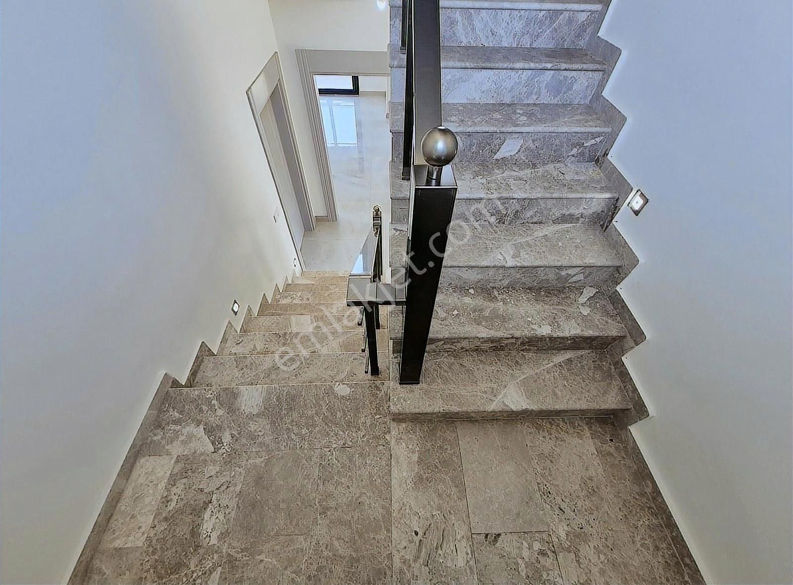 Arya*dan Altınoluk Fener Mevkiinde 5+1 Havuzlu Müstail Villa - Görsel 24