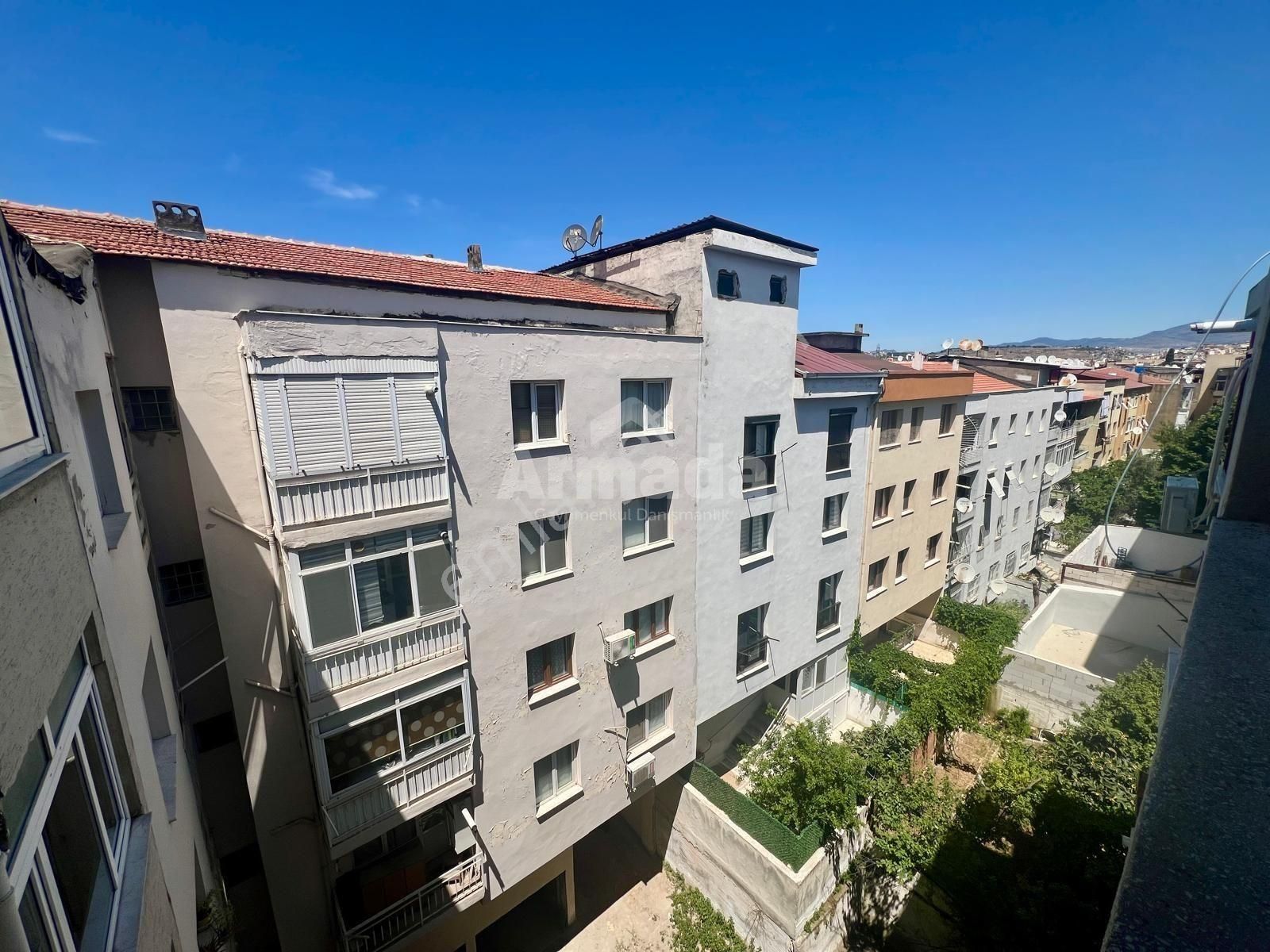 İzmir Şirinyer'de Akıncılar İzban Durağı Karşısında Satılık 2+1