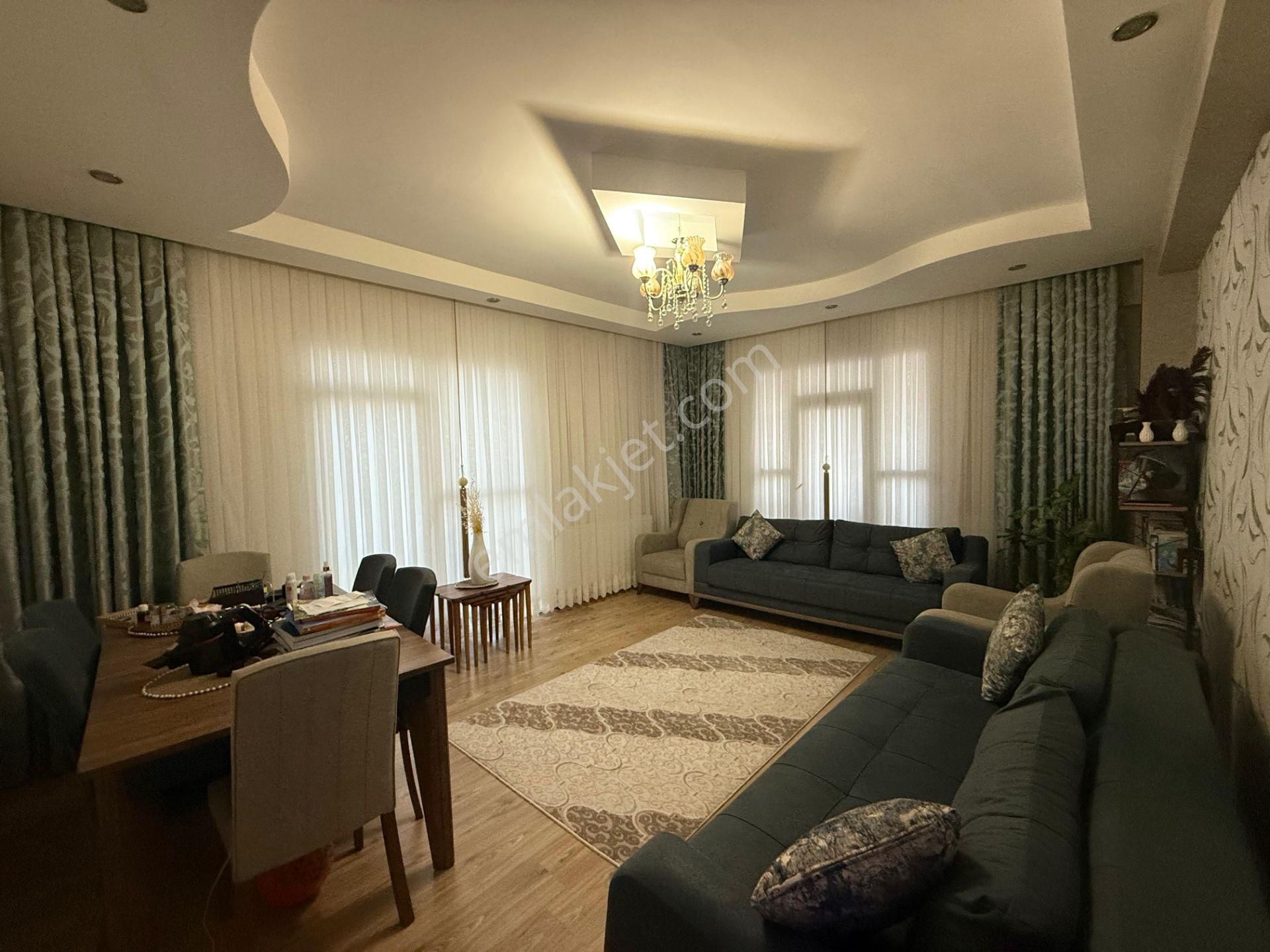 Bağcılar Ahmet Kaya Caddesinde Bakımlı Satılık 3+1 Daire