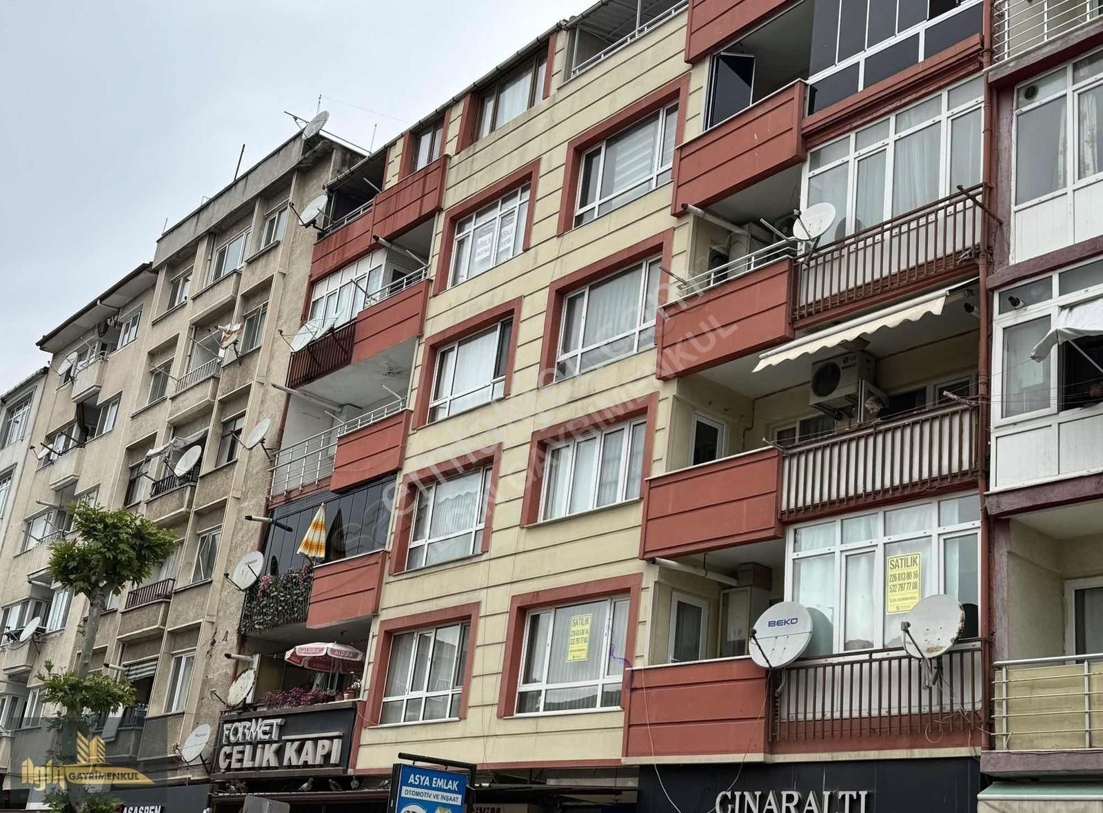 İstanbul Caddesinde Satılık 3+1 Daire Dükkan Üstü
