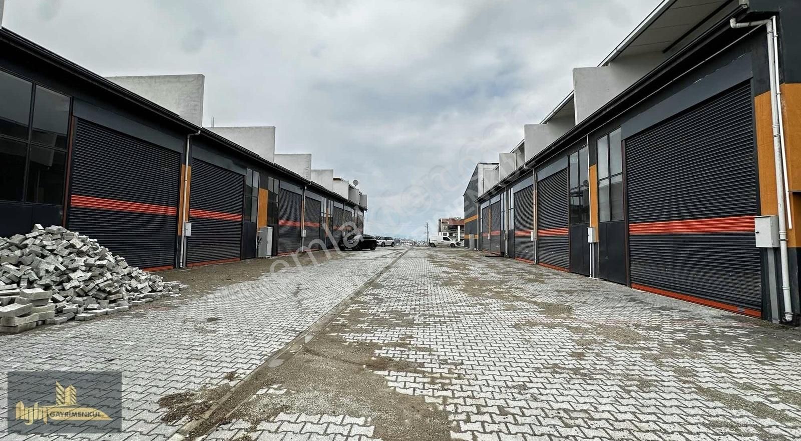 Kirazlı Sanayi'si Yeni Ticaret Merkezin'de Kiralık Dükkan