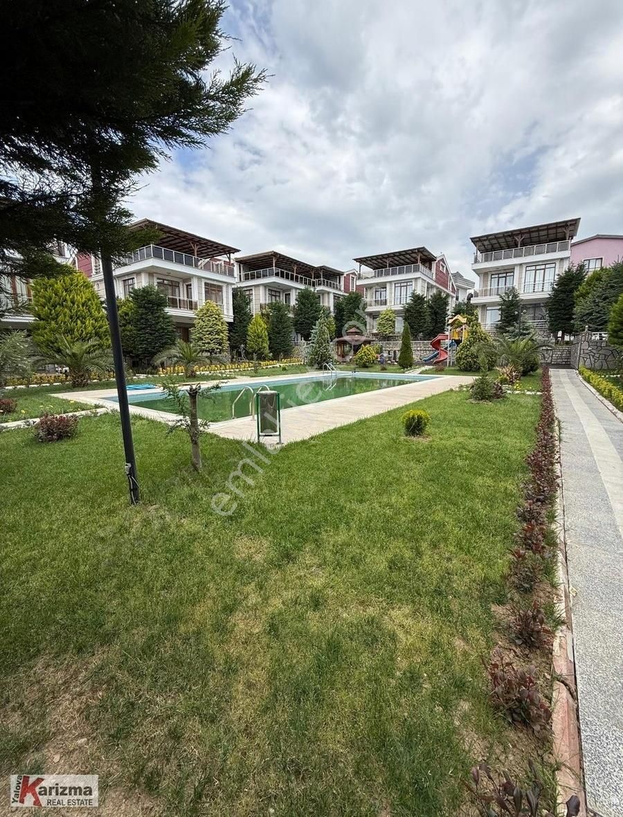 Kadıköy'de Havuzlu Site İçi 7+1 Bahçeli Müstakil Villa