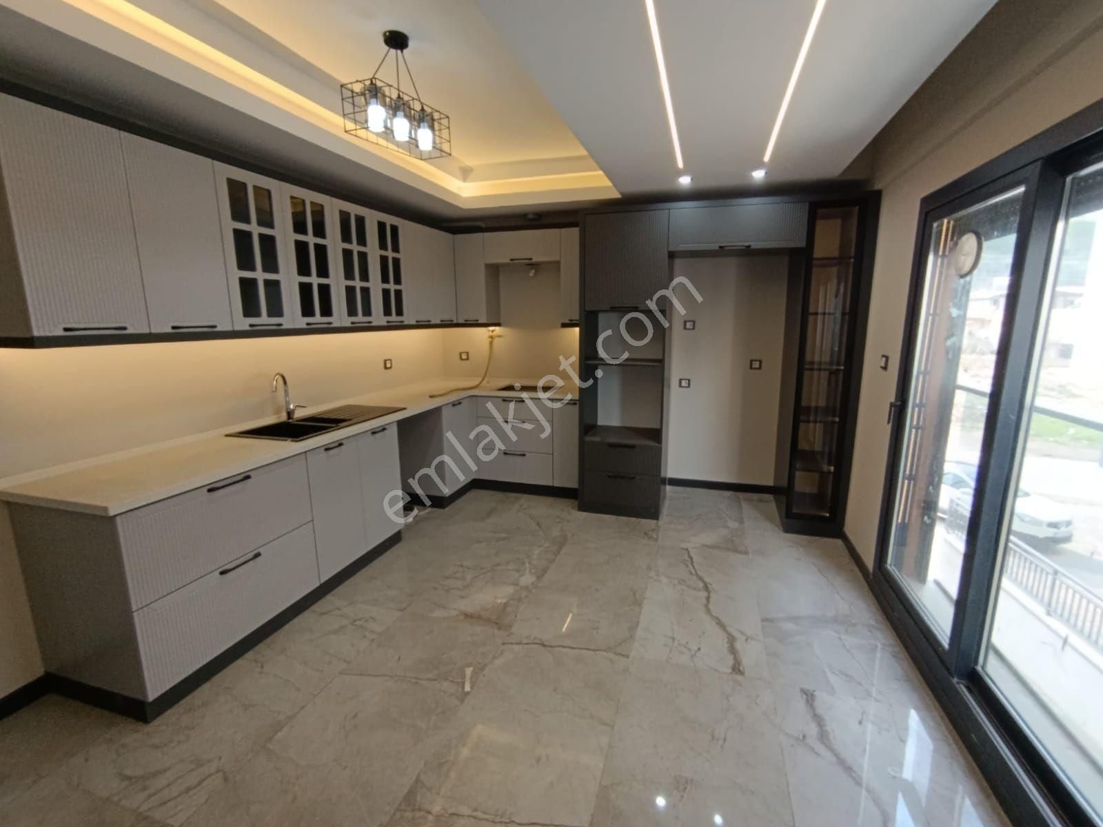 Cadde Üzeri Lüks 3+1 Daire