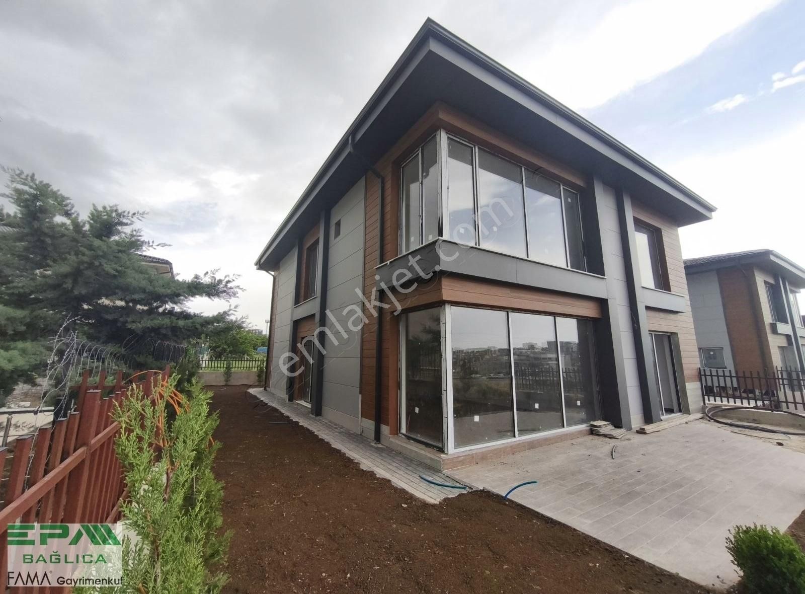 Bağlıca'da Merkezi Konum Kapalı Otopark Satılık 5+1 Villa