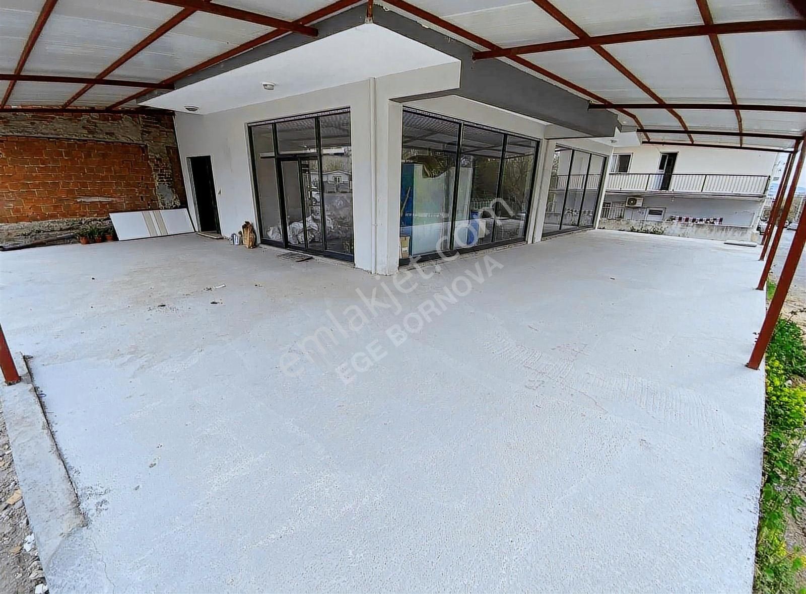 Bornova'da İşlek Yol Üzeri, Depolu Kiralık 250 M2 Sıfır Dükkan