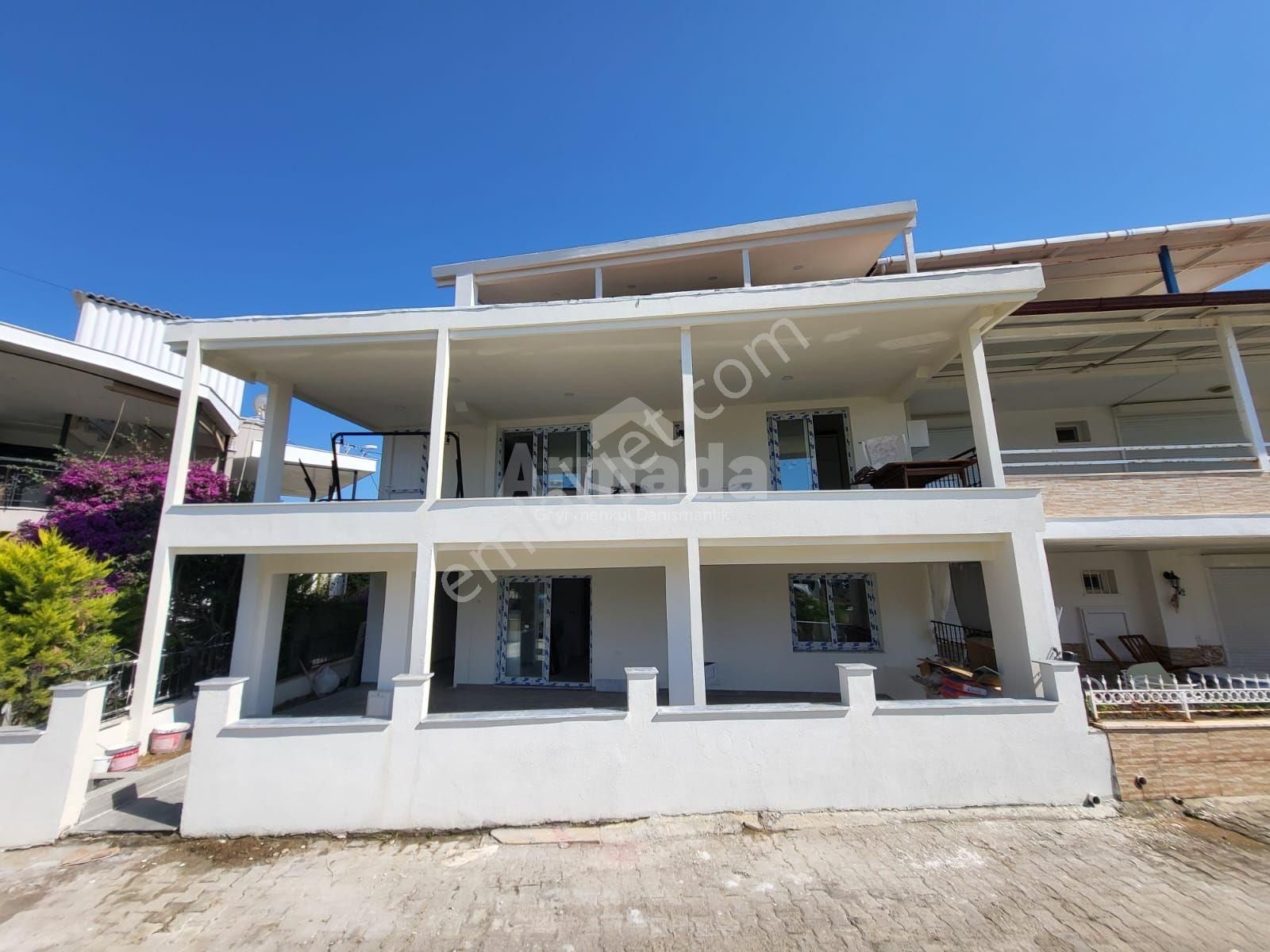 Kuşadası Karaova’da Deniz'e Sıfır Kiralık 2+1 Villa Katı