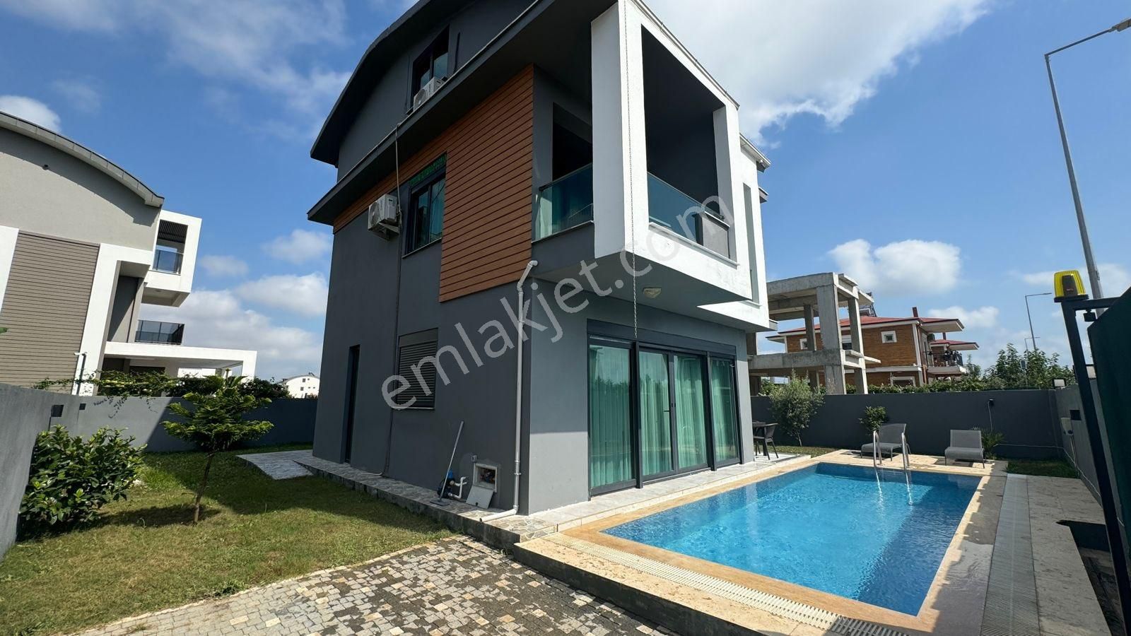Yeni 3+1 Müstakil Havuzlu, Otoparklı, Bahçeli Lüks Villa