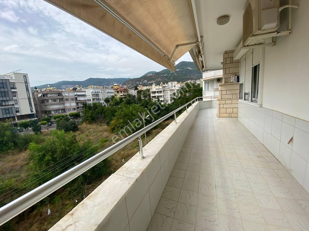 Alanya Merkez'de Denize 100 Mt Mesafede 3+1 Full Eşyalı Kiralık