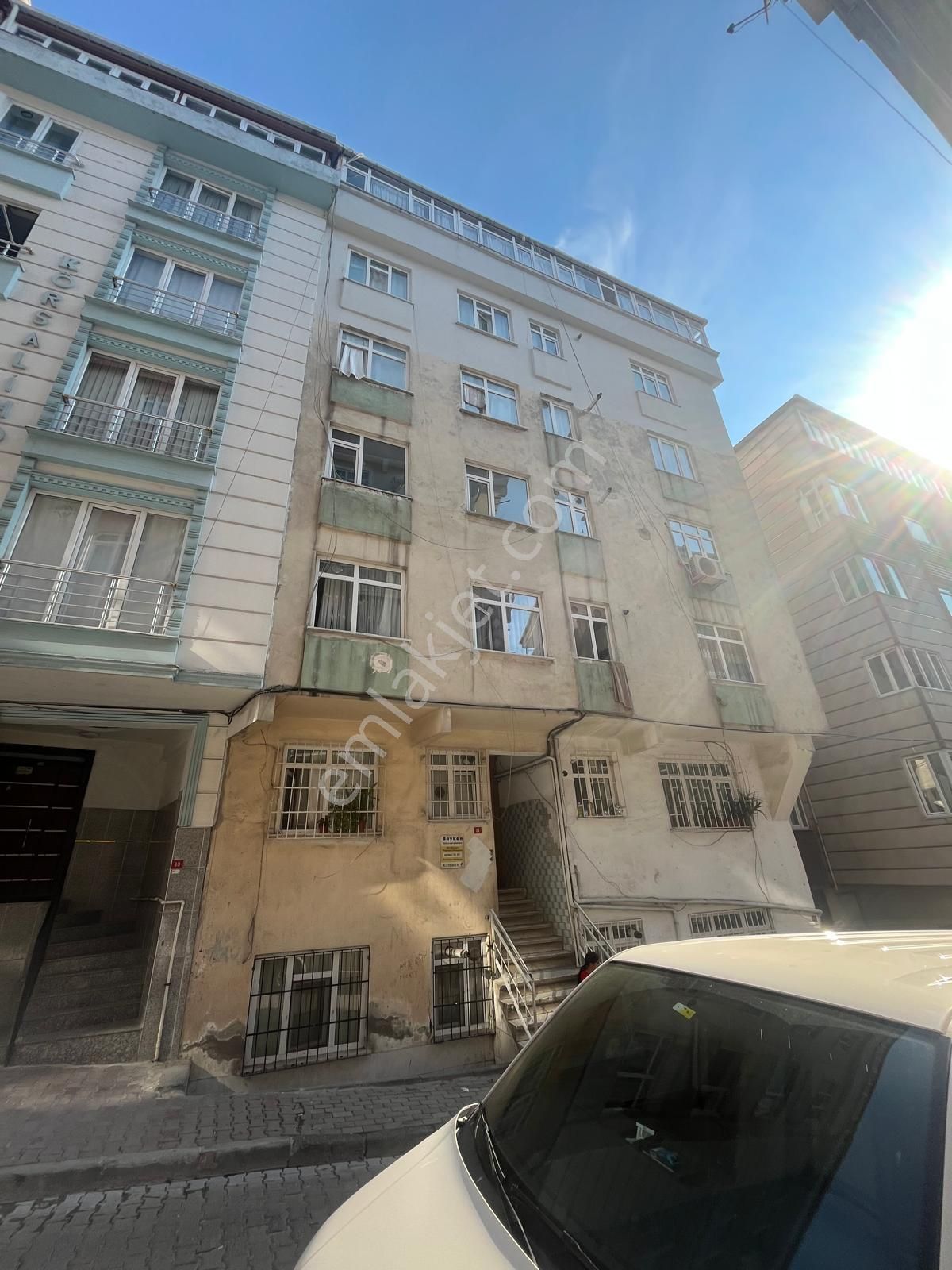 Serkan Gayrimenkulden Bahçelievler Hürriyette 2+1 90 Metre Kullanışlı Daire