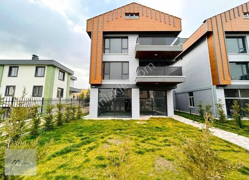Bağlıca'da Oturuma Hazır Şehir Manzaralı Lüx Yapılı 4+2 Villa...