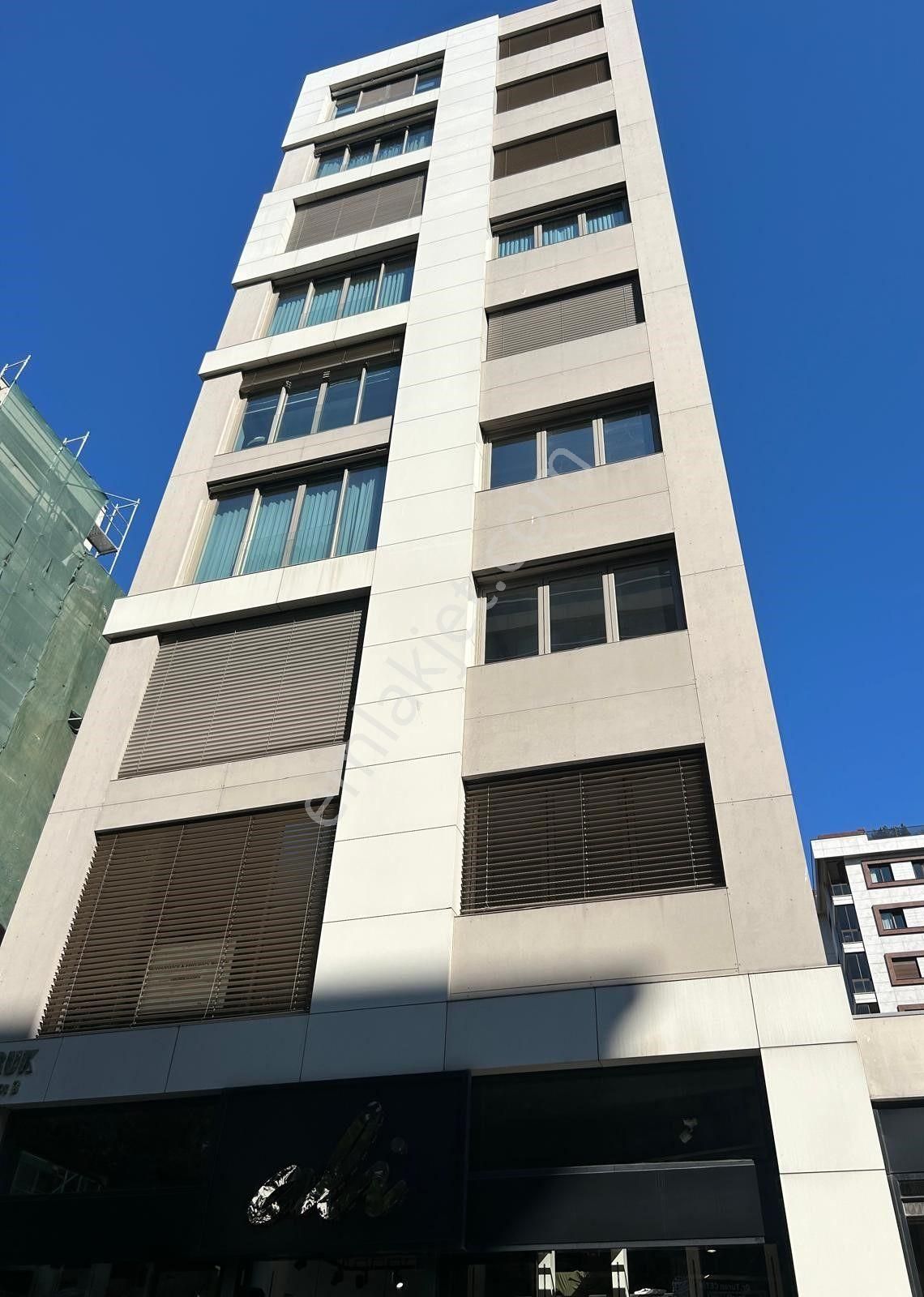 Suadiye'de Cadde İle Sahil Parseli Satılık 4+1 Net 190 M2 Daire