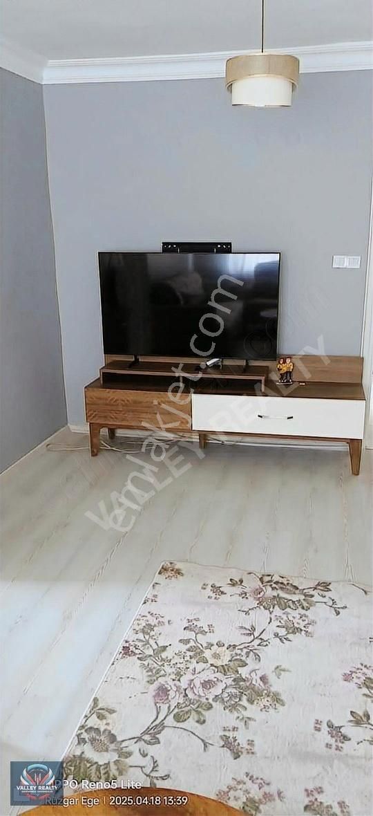 Valley Realty'den Havuzlarda Komple Yenilenmiş 2+1 Daire
