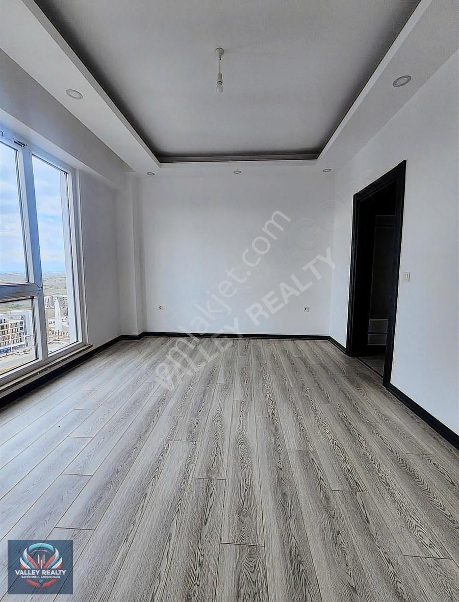 Valley Realty'den Hürriyet Mah'de Site İçi, Havuz Manzaralı
