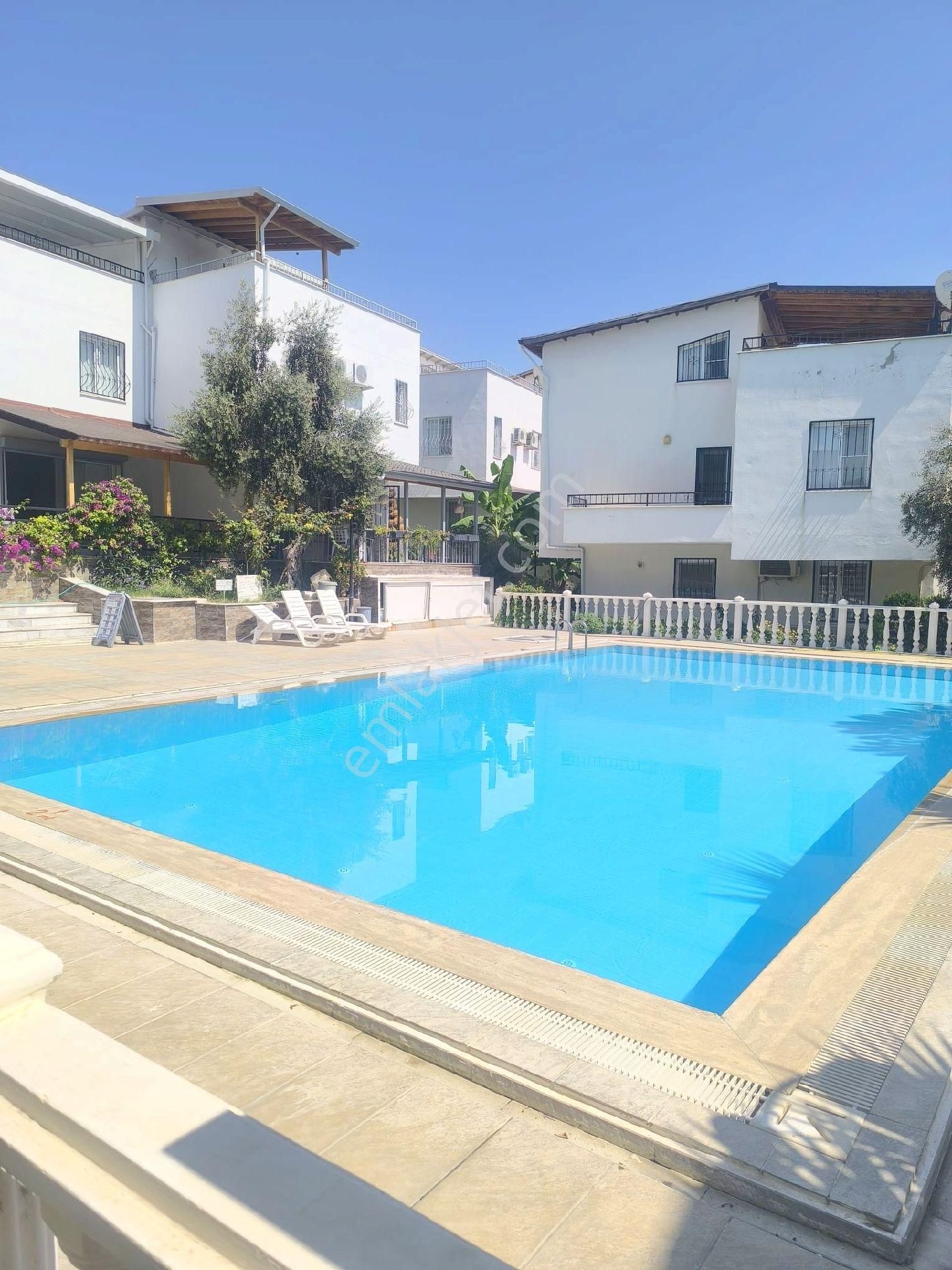 Havuzlu Sitede 4+1 Masrafsız Villa