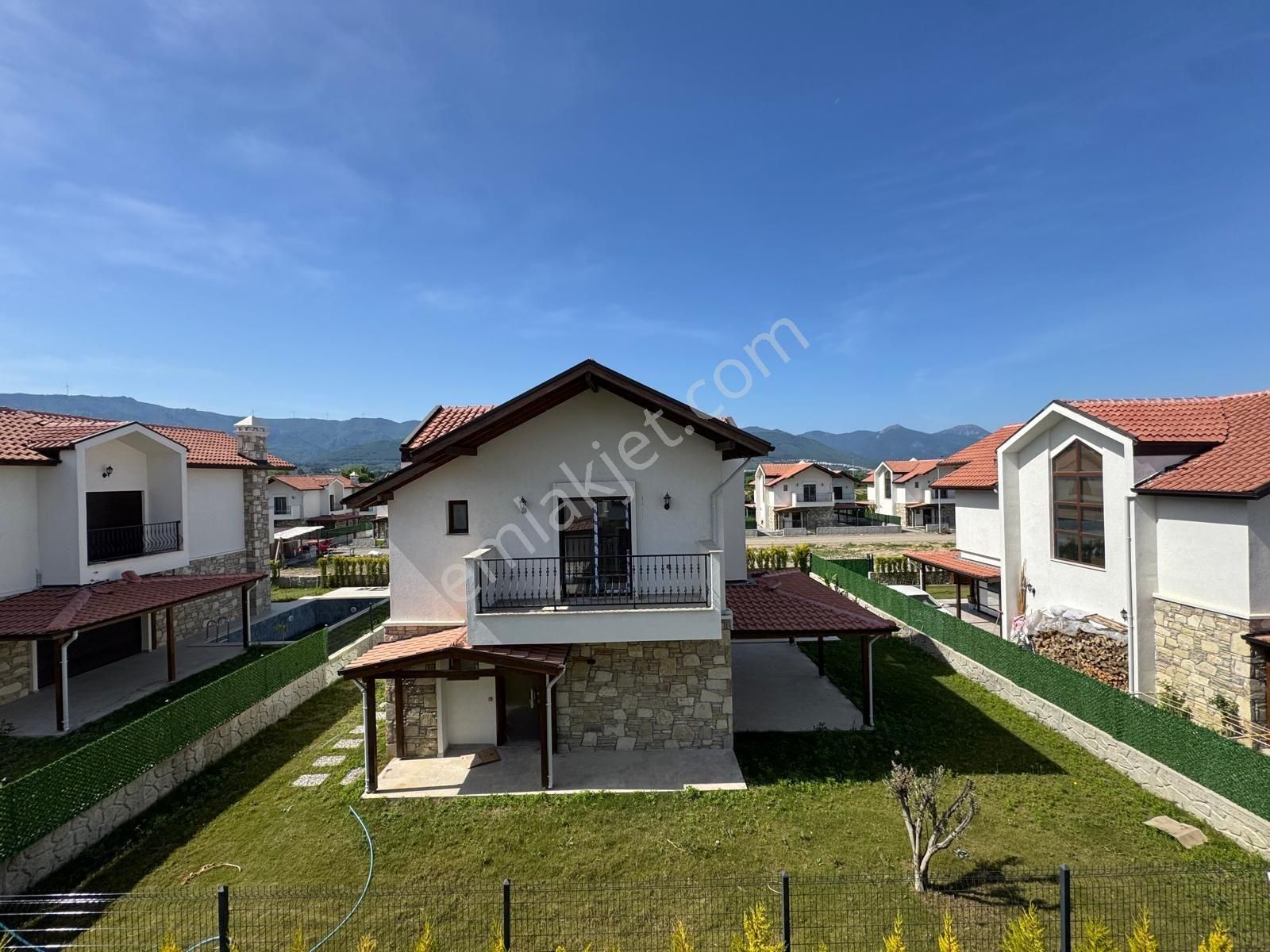 Kuşadası Davutlar Bölgesinde Müstakil Özel Havuzlu Geniş Bahçeli Taş Villa