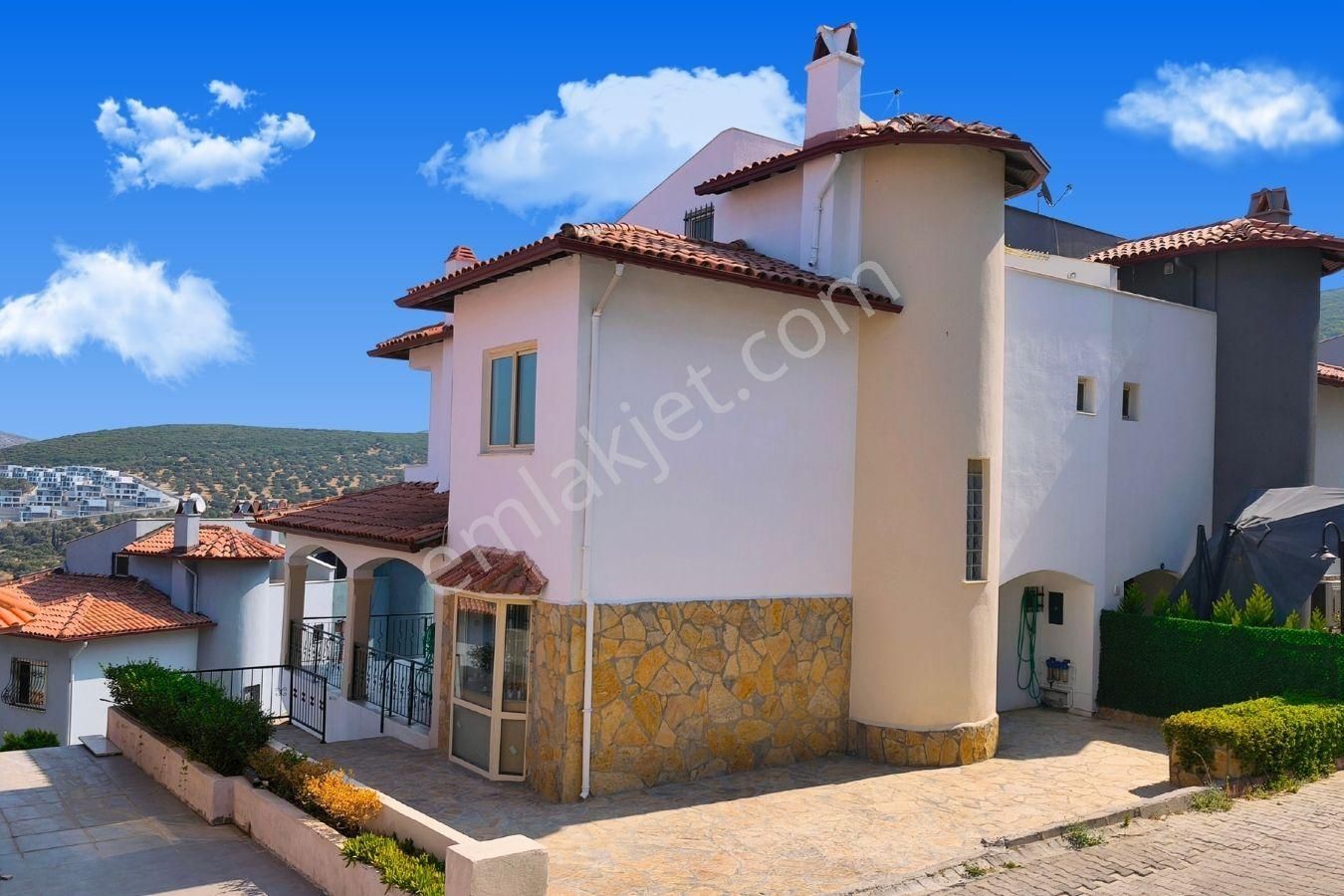 Kuşadası’nda Satılık Deniz Manzaralı, Bakımlı, 5+1 Geniş Villa…