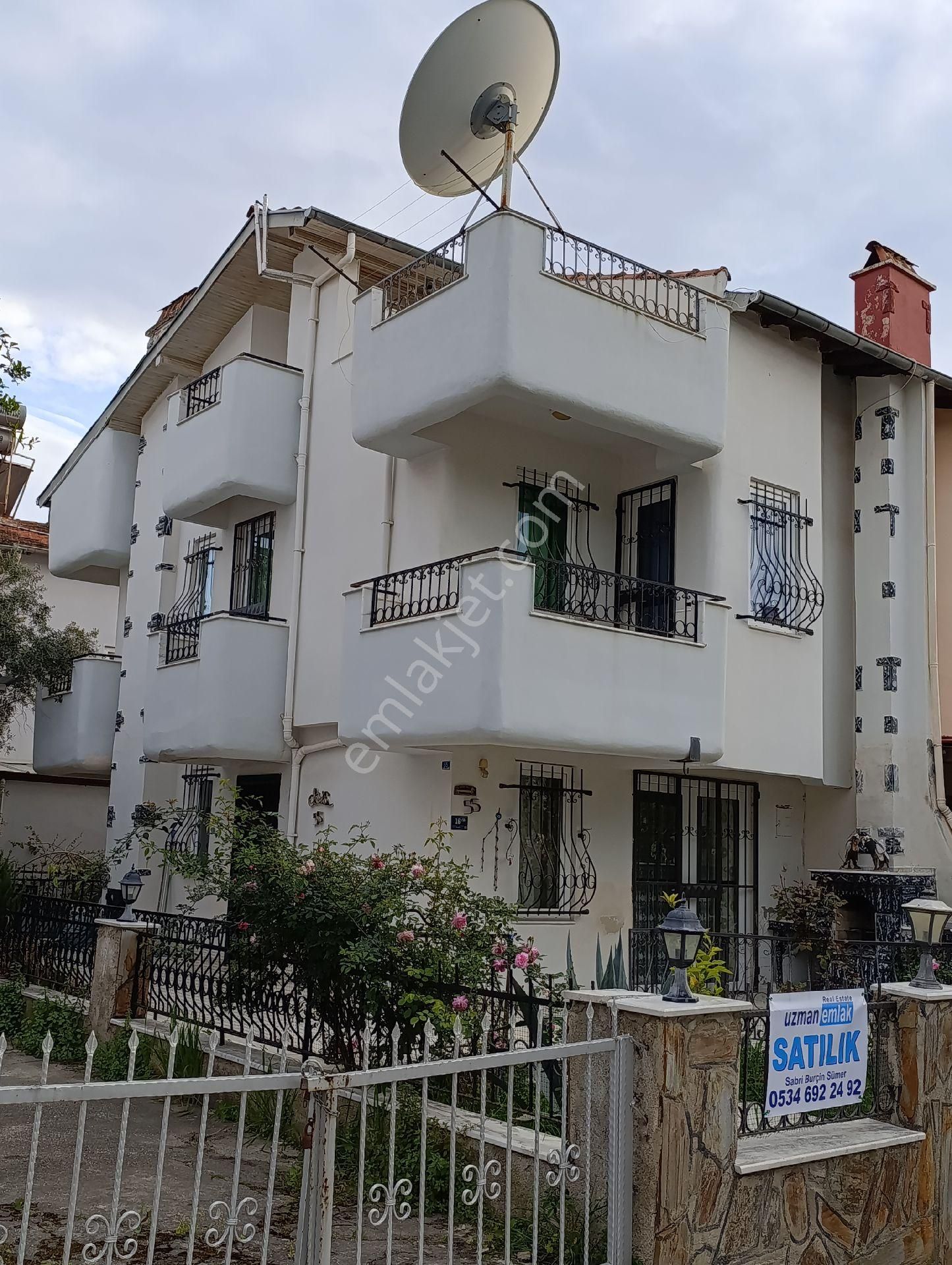 Kuşadası Aile Sitesi İçinde Yüzme Havuzlu 5+1 Satılık Villa